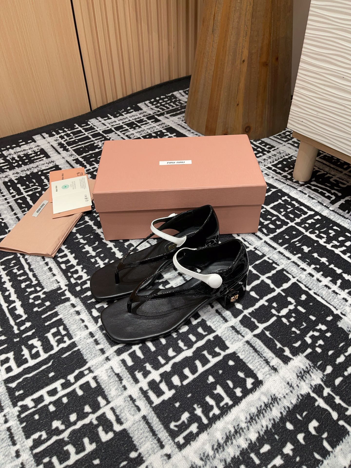 HIGH THONG SANDALS WITH WHITE STRAP IN BLACK GLOSSY LAMBSKIN - 35