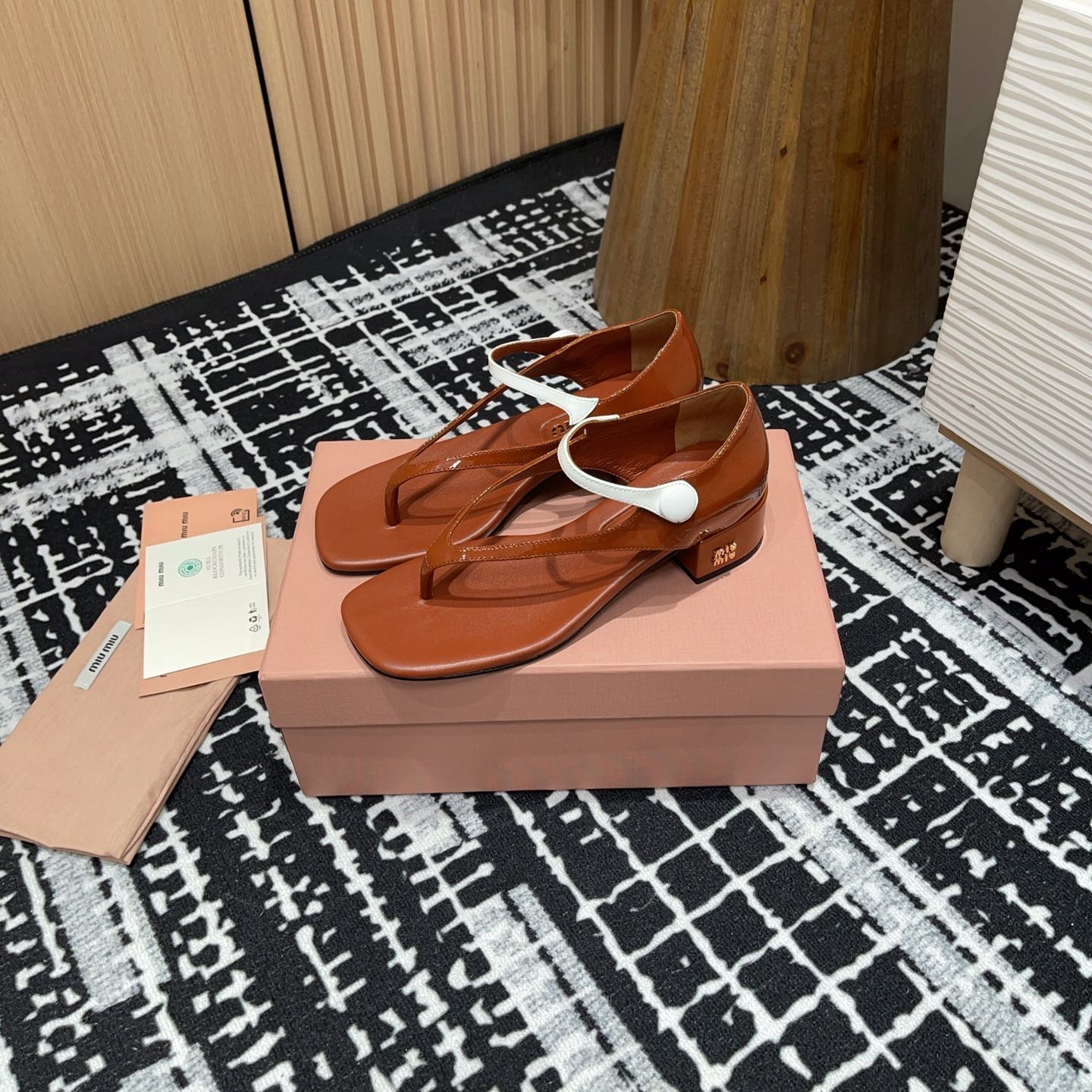 HIGH THONG SANDALS WITH WHITE STRAP IN RED BROWN GLOSSY LAMBSKIN - 35