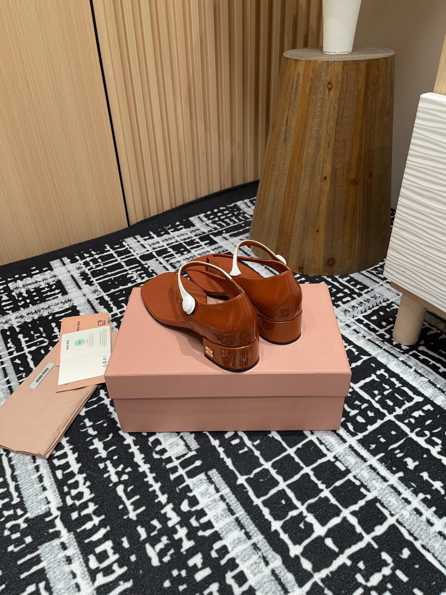 HIGH THONG SANDALS WITH WHITE STRAP IN RED BROWN GLOSSY LAMBSKIN - 35