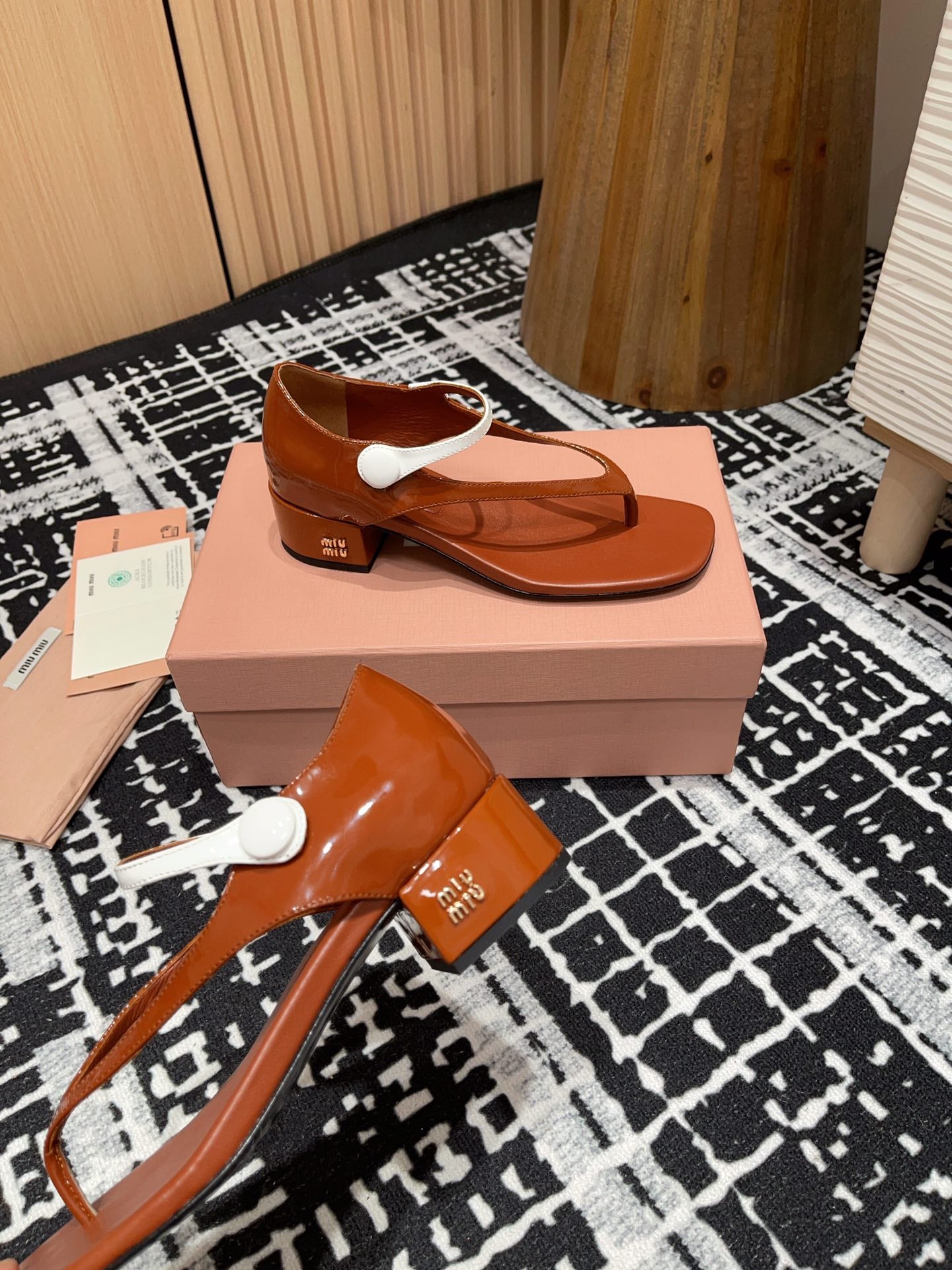 HIGH THONG SANDALS WITH WHITE STRAP IN RED BROWN GLOSSY LAMBSKIN - 35