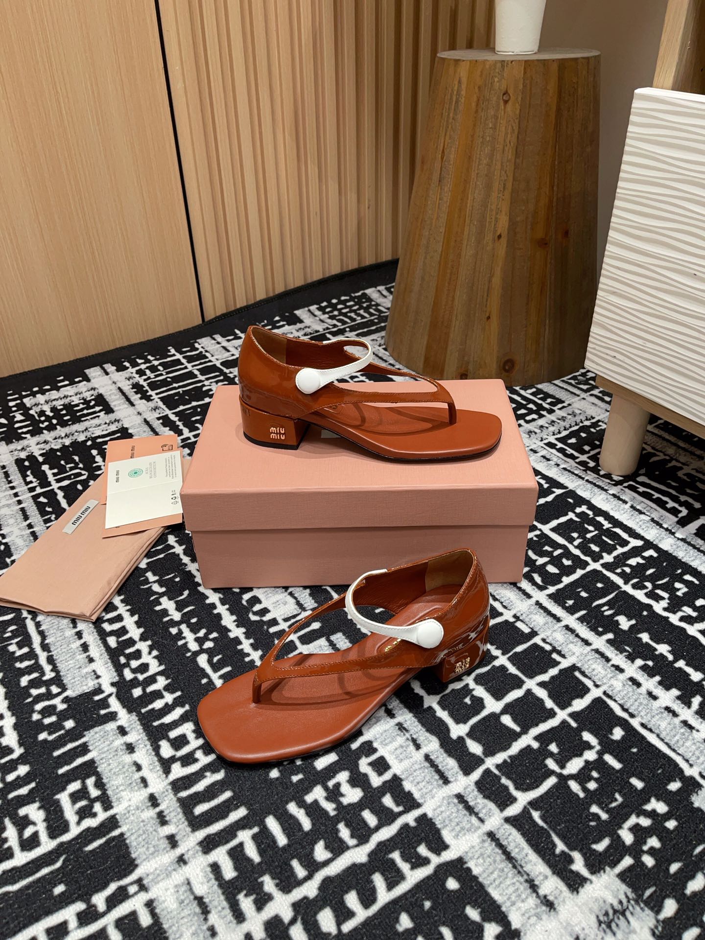 HIGH THONG SANDALS WITH WHITE STRAP IN RED BROWN GLOSSY LAMBSKIN - 35