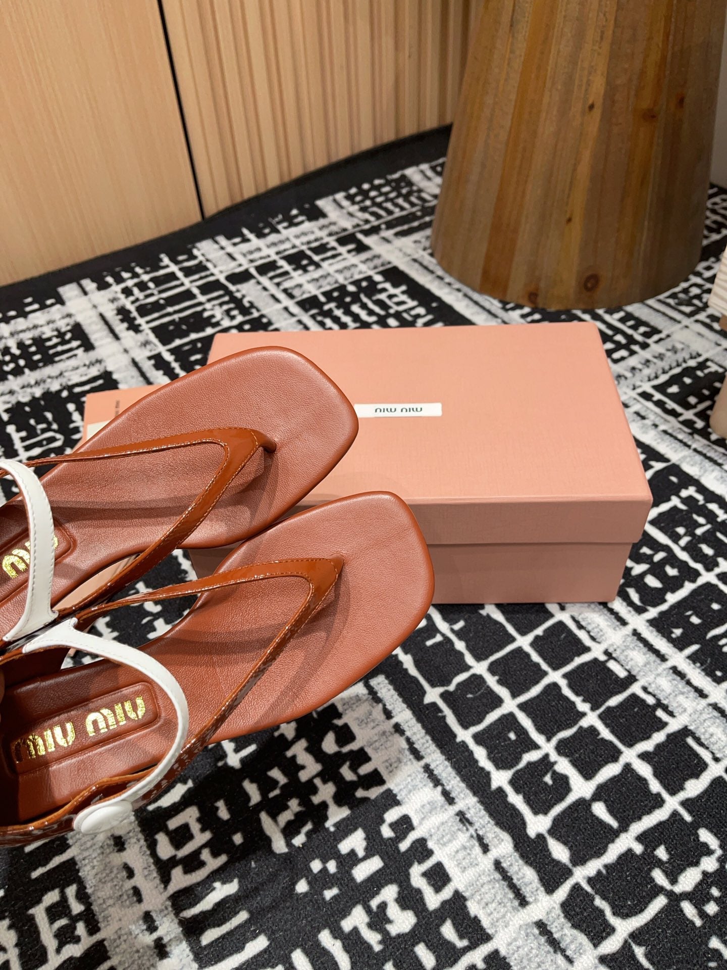 HIGH THONG SANDALS WITH WHITE STRAP IN RED BROWN GLOSSY LAMBSKIN - 35