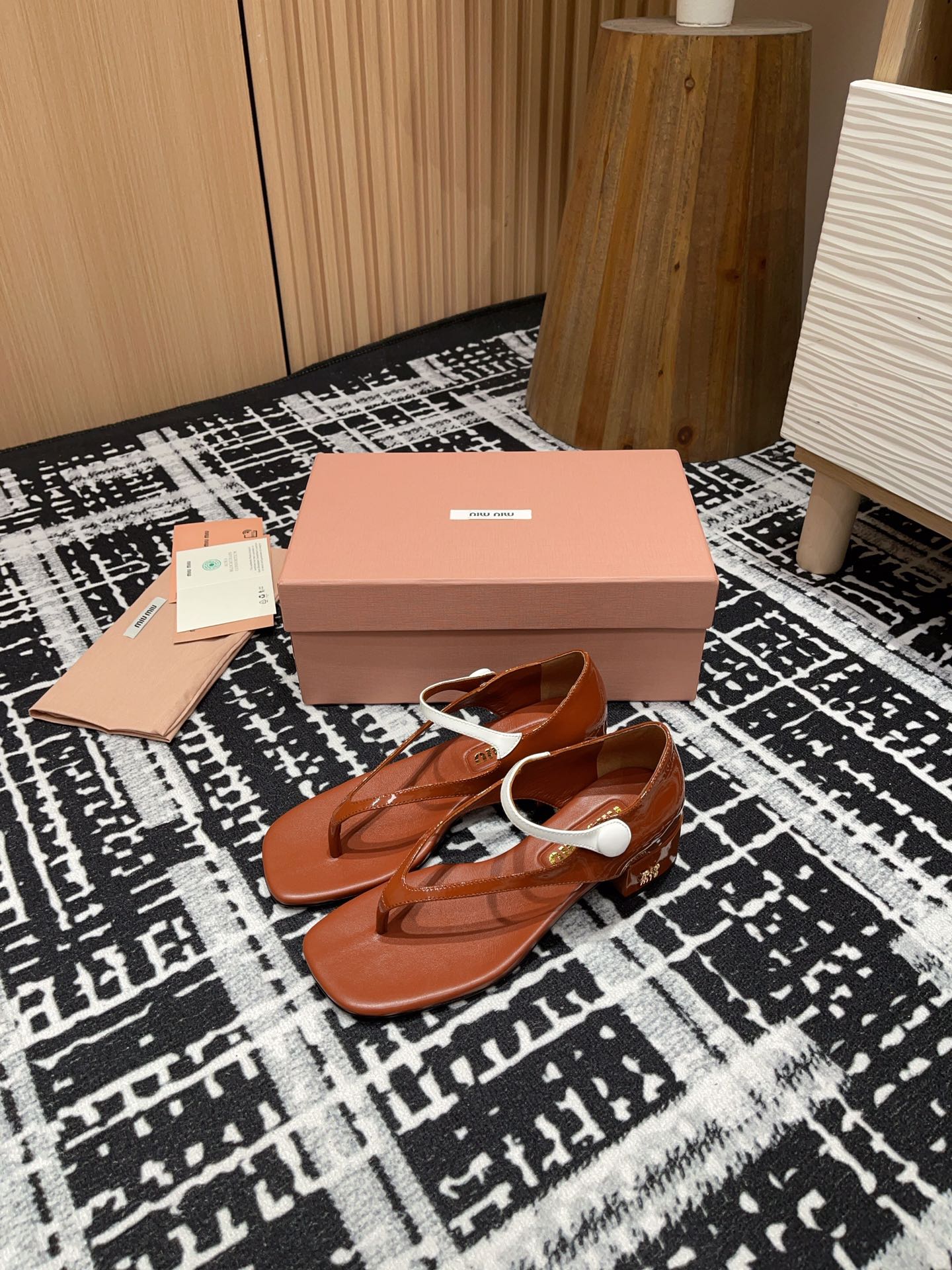 HIGH THONG SANDALS WITH WHITE STRAP IN RED BROWN GLOSSY LAMBSKIN - 35