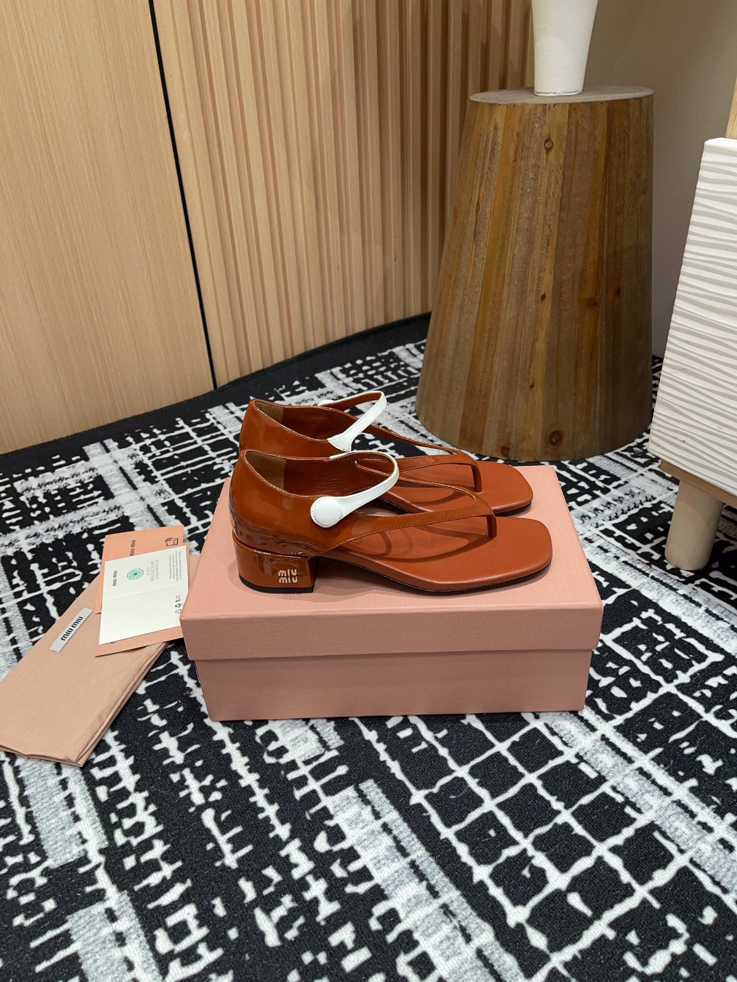 HIGH THONG SANDALS WITH WHITE STRAP IN RED BROWN GLOSSY LAMBSKIN - 35