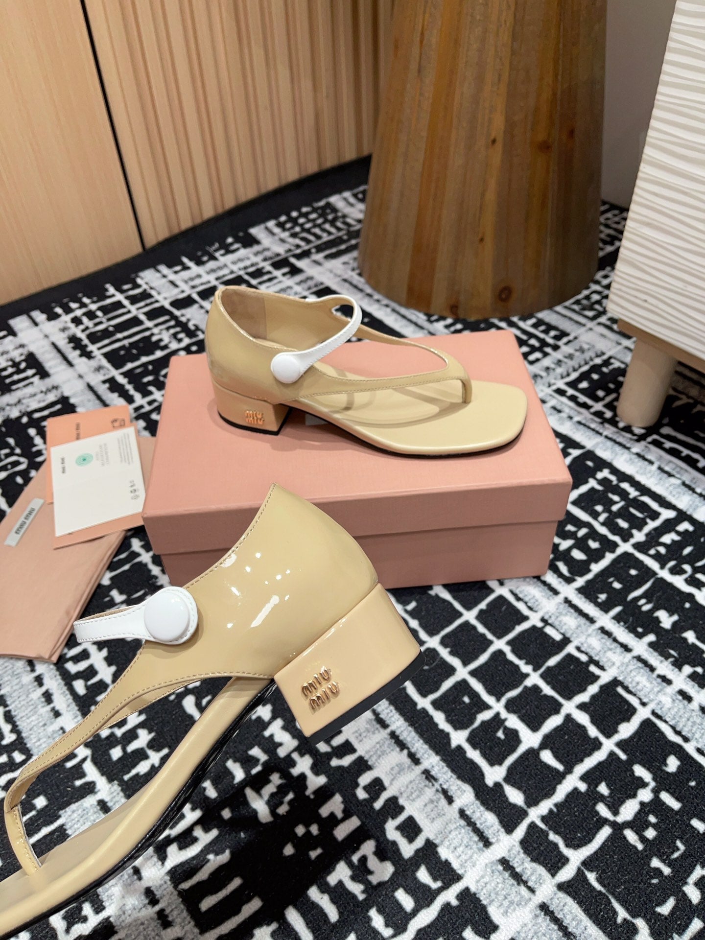 HIGH THONG SANDALS WITH WHITE STRAP IN BEIGE GLOSSY LAMBSKIN - 35