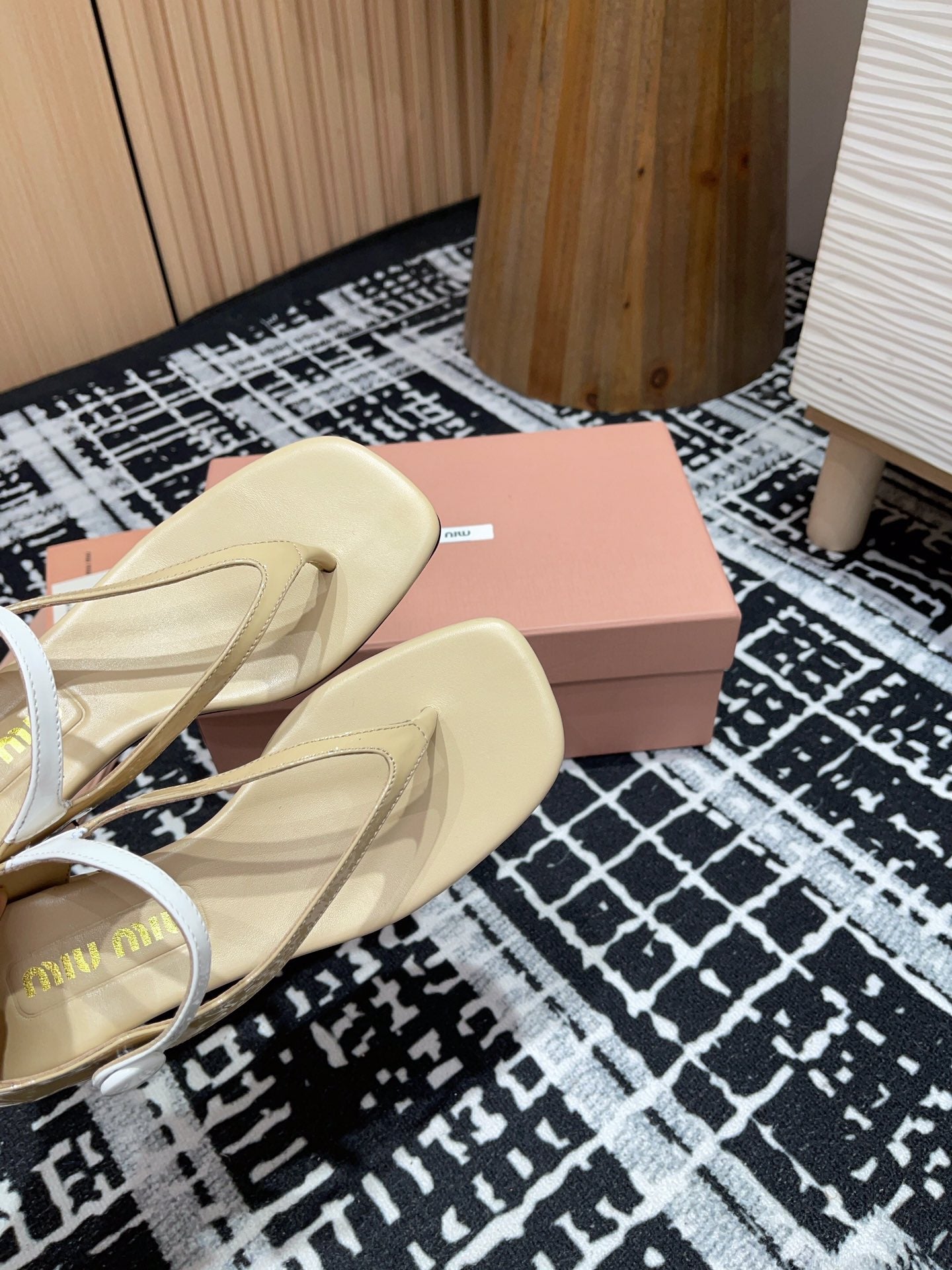 HIGH THONG SANDALS WITH WHITE STRAP IN BEIGE GLOSSY LAMBSKIN - 35
