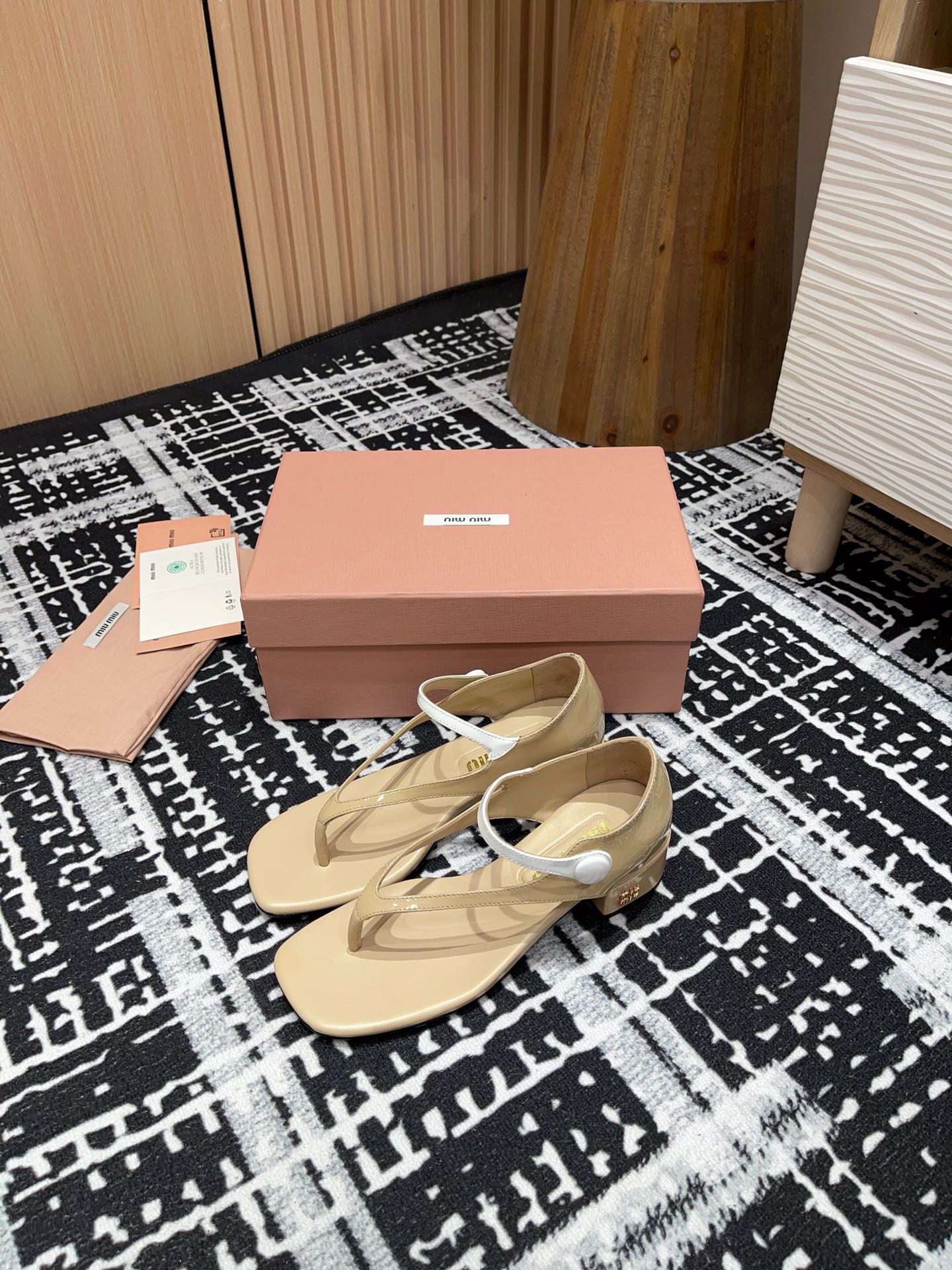 HIGH THONG SANDALS WITH WHITE STRAP IN BEIGE GLOSSY LAMBSKIN - 35