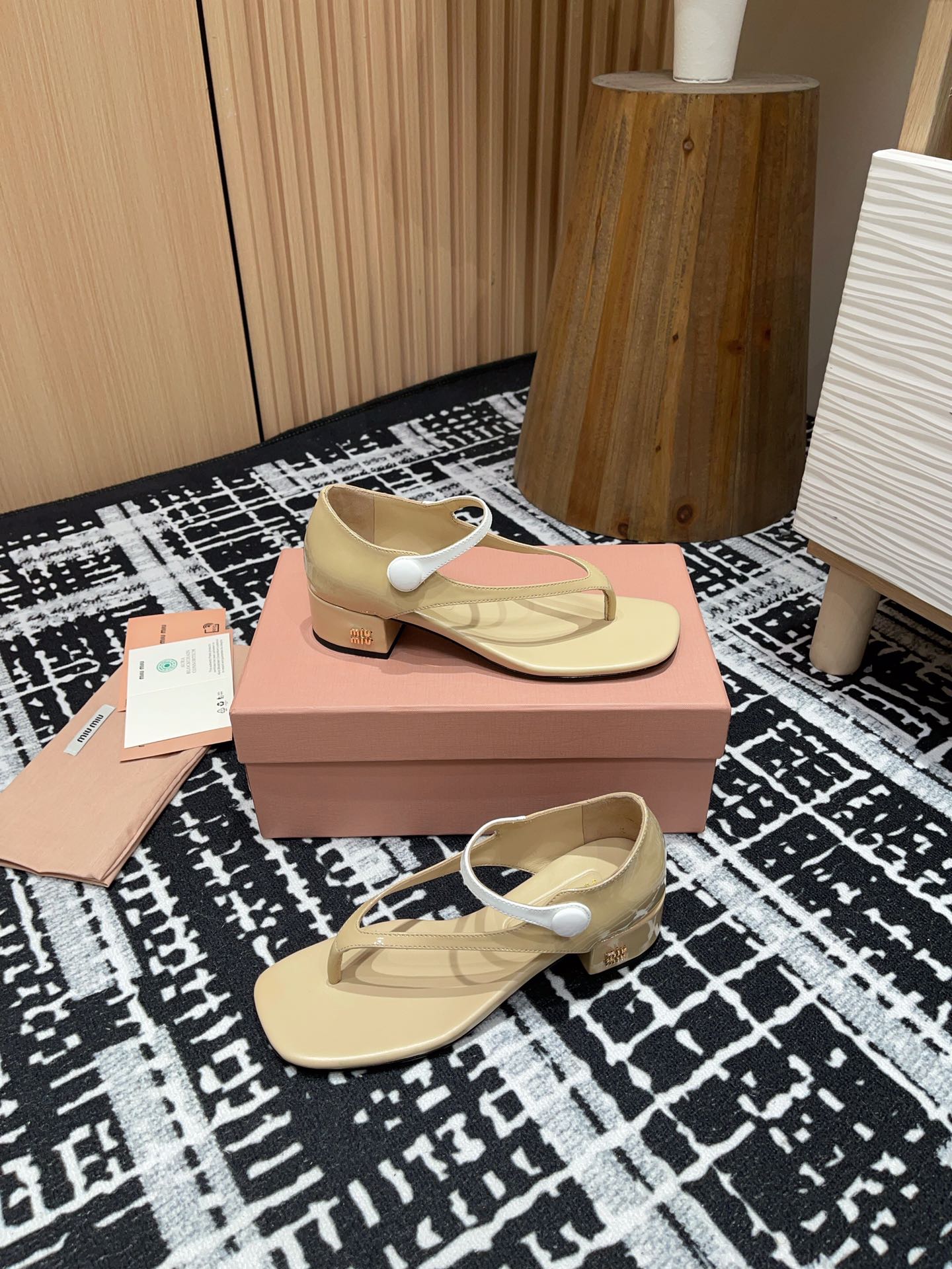 HIGH THONG SANDALS WITH WHITE STRAP IN BEIGE GLOSSY LAMBSKIN - 35