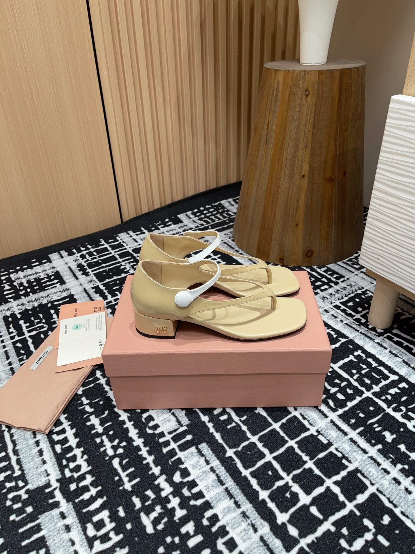 HIGH THONG SANDALS WITH WHITE STRAP IN BEIGE GLOSSY LAMBSKIN - 35