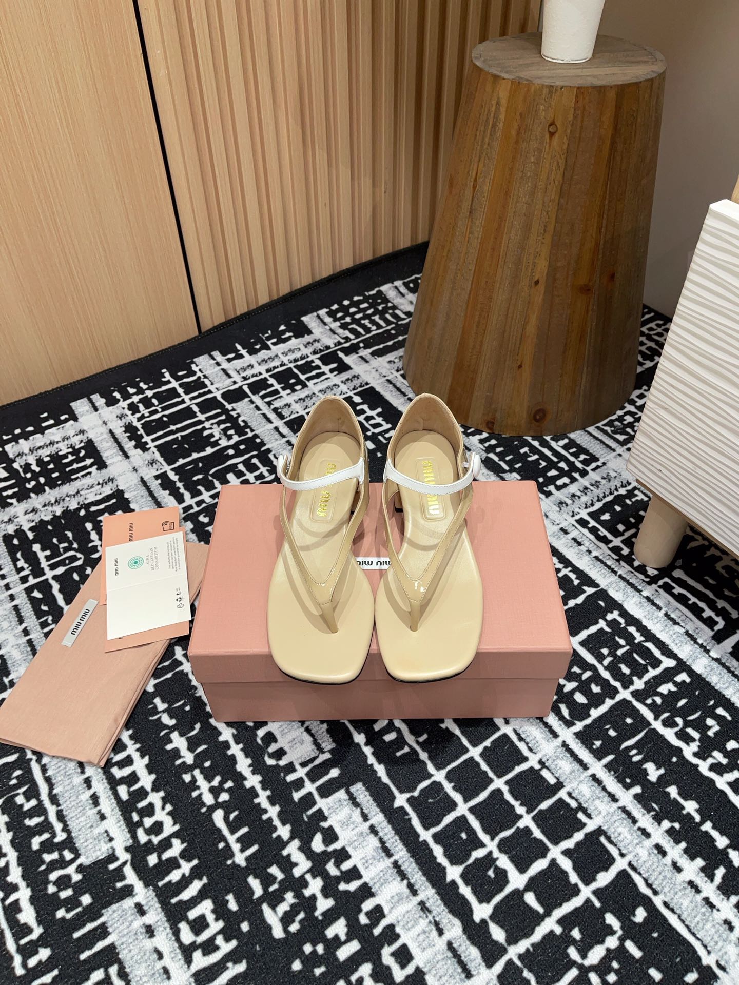 HIGH THONG SANDALS WITH WHITE STRAP IN BEIGE GLOSSY LAMBSKIN - 35