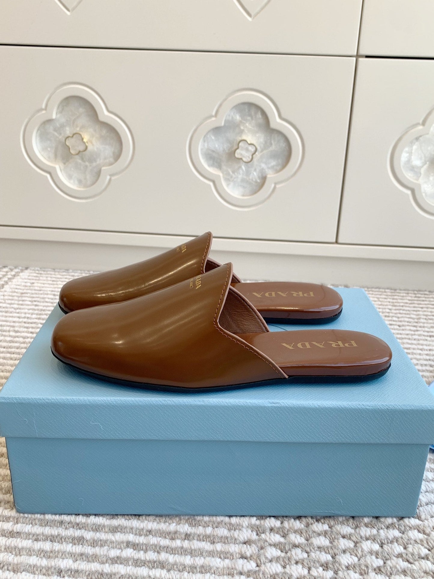 MULES IN BROWN GLOSSY SHEEPSKIN GOLD LETTERING LOGO - 35