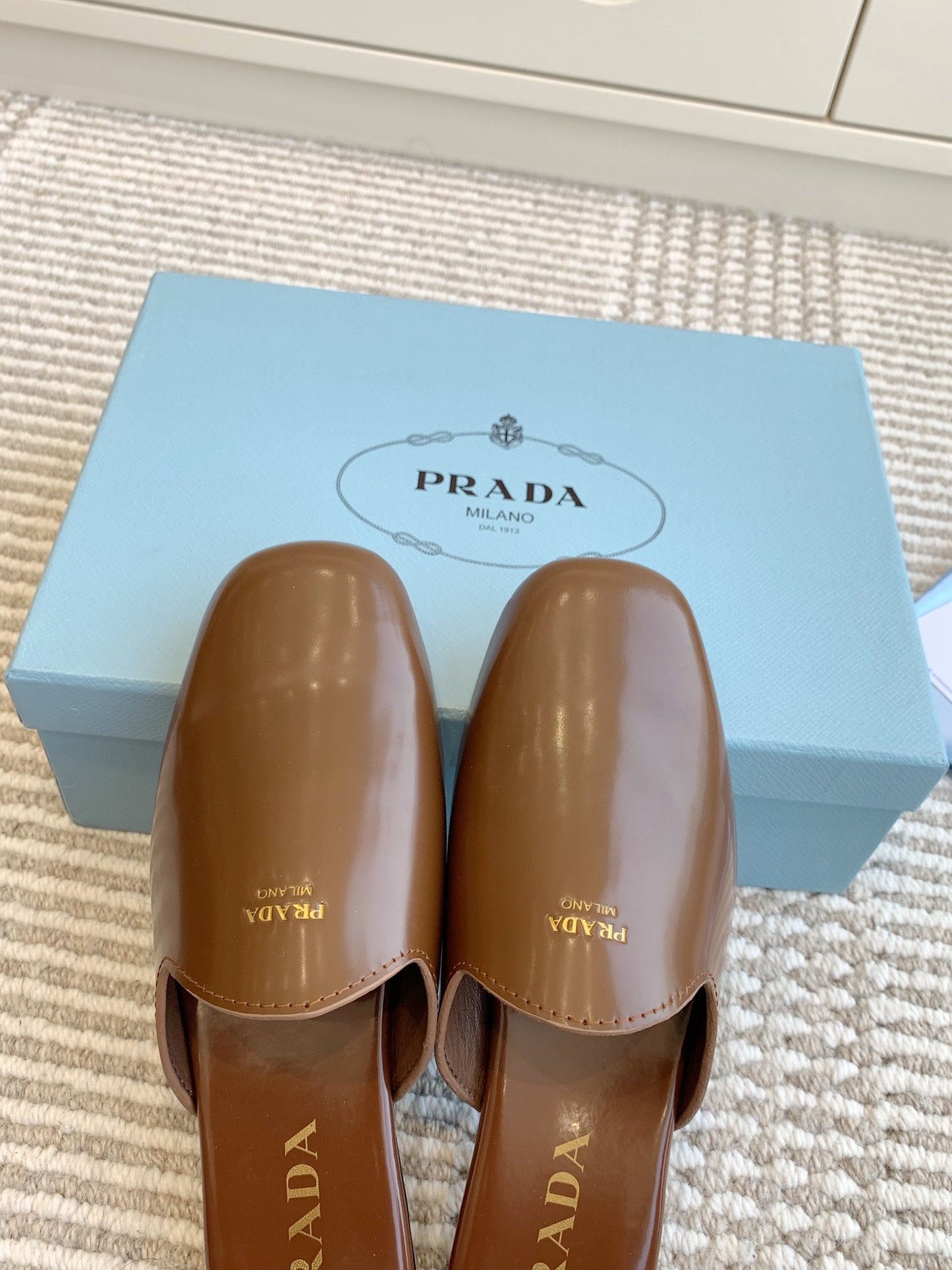MULES IN BROWN GLOSSY SHEEPSKIN GOLD LETTERING LOGO - 35
