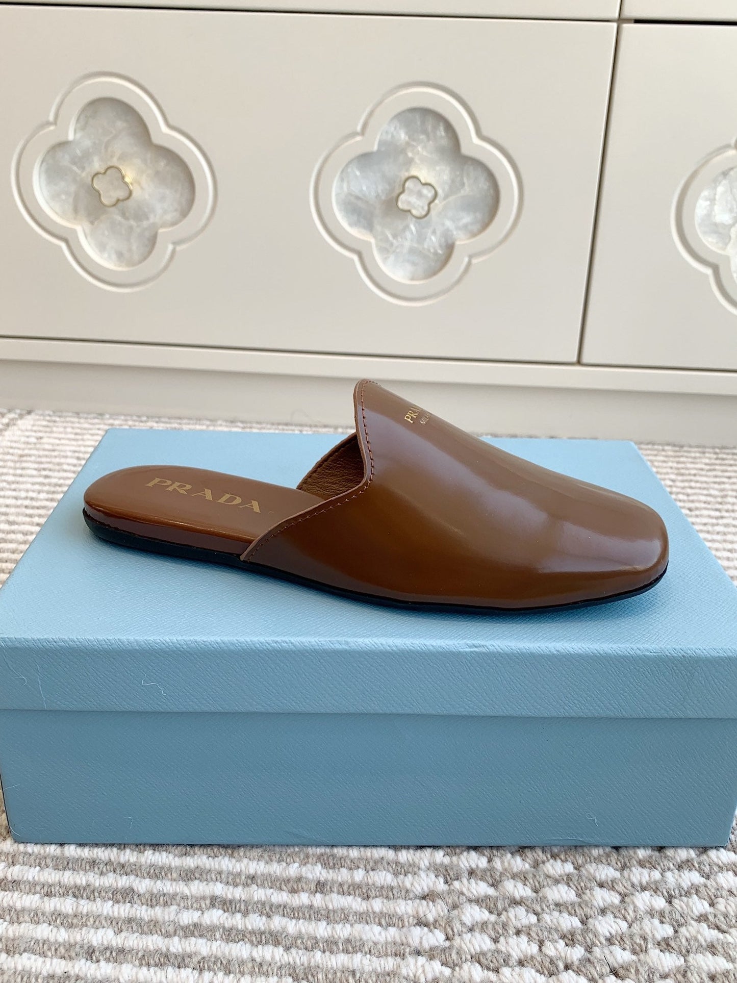 MULES IN BROWN GLOSSY SHEEPSKIN GOLD LETTERING LOGO - 35
