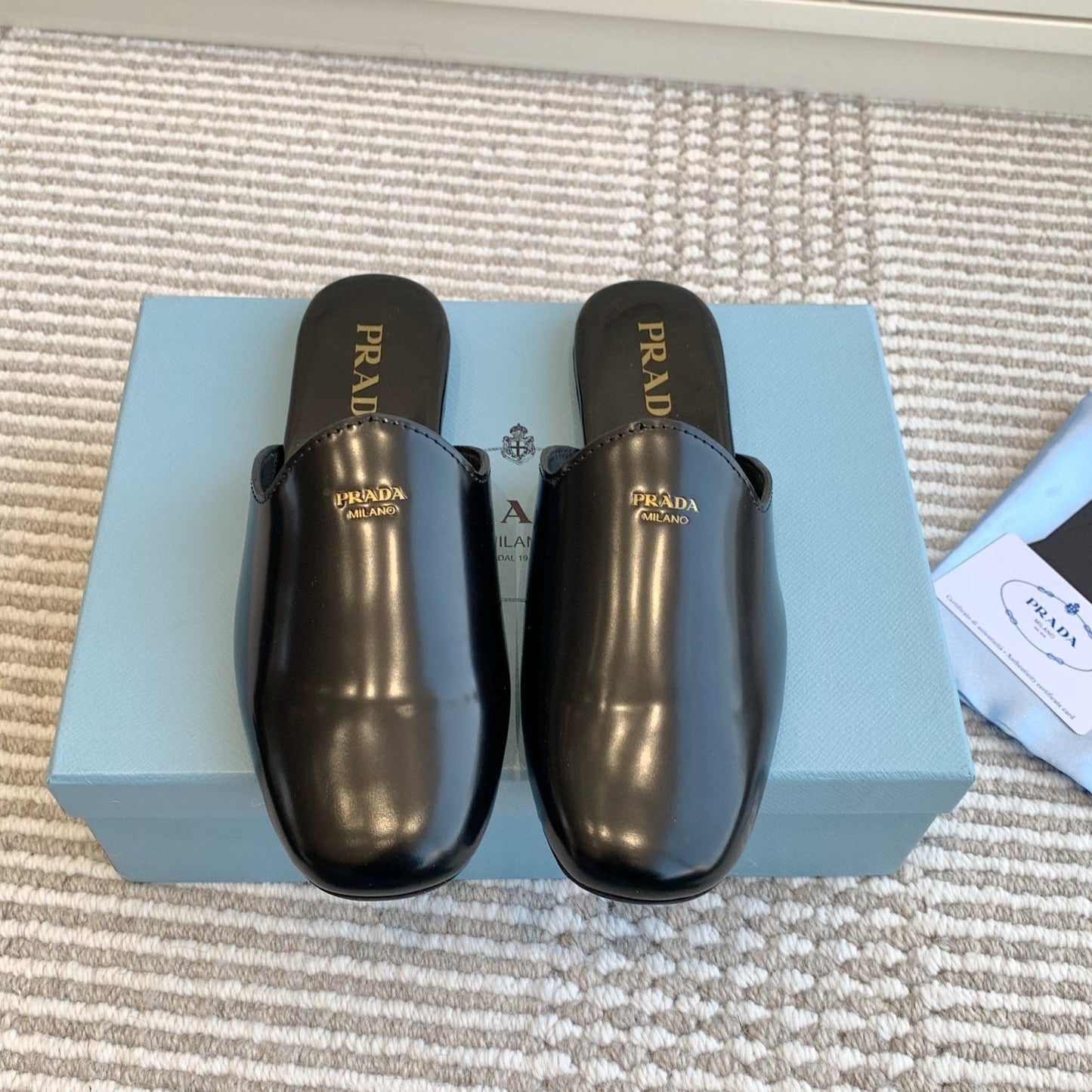 MULES IN BLACK GLOSSY SHEEPSKIN GOLD LETTERING LOGO - 35