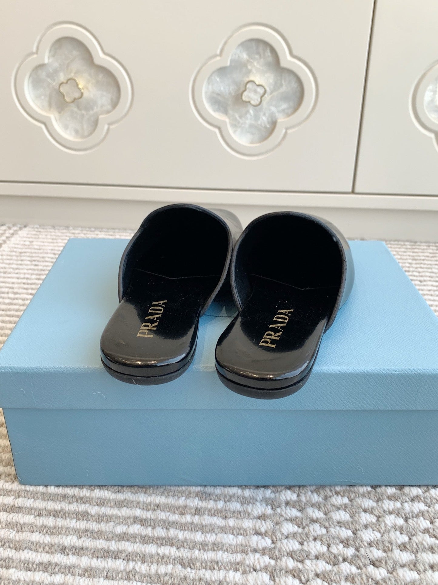 MULES IN BLACK GLOSSY SHEEPSKIN GOLD LETTERING LOGO - 35