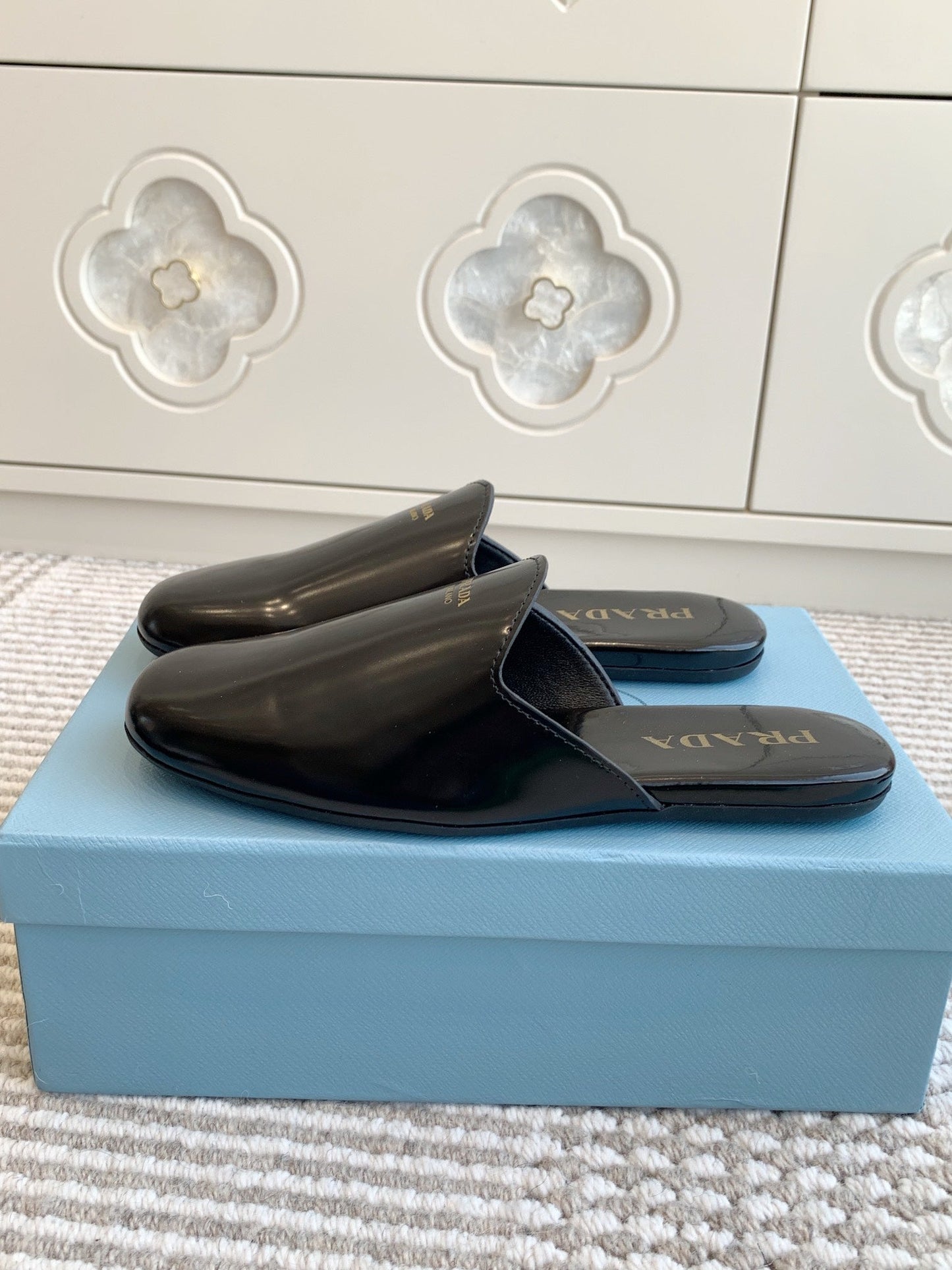 MULES IN BLACK GLOSSY SHEEPSKIN GOLD LETTERING LOGO - 35
