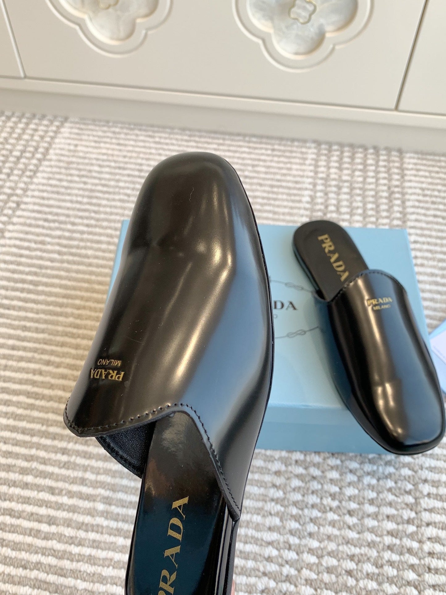 MULES IN BLACK GLOSSY SHEEPSKIN GOLD LETTERING LOGO - 35
