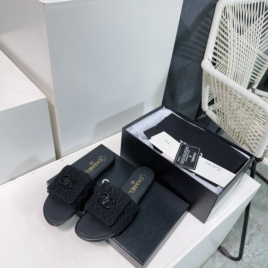 KNIT BLACK FABRIC FLAT SLIDE - 35