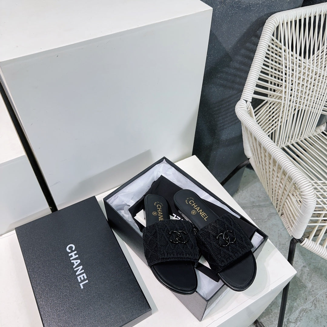KNIT BLACK FABRIC FLAT SLIDE - 35