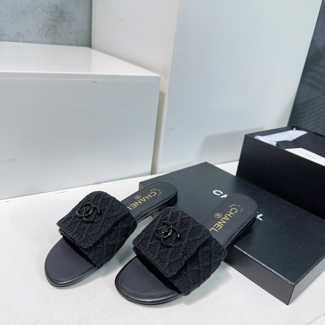 KNIT BLACK FABRIC FLAT SLIDE - 35