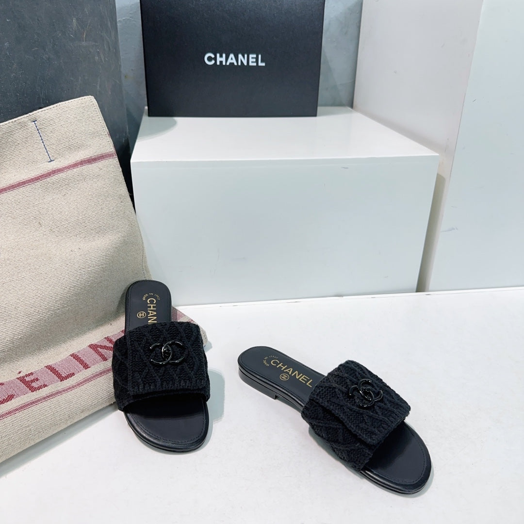 KNIT BLACK FABRIC FLAT SLIDE - 35