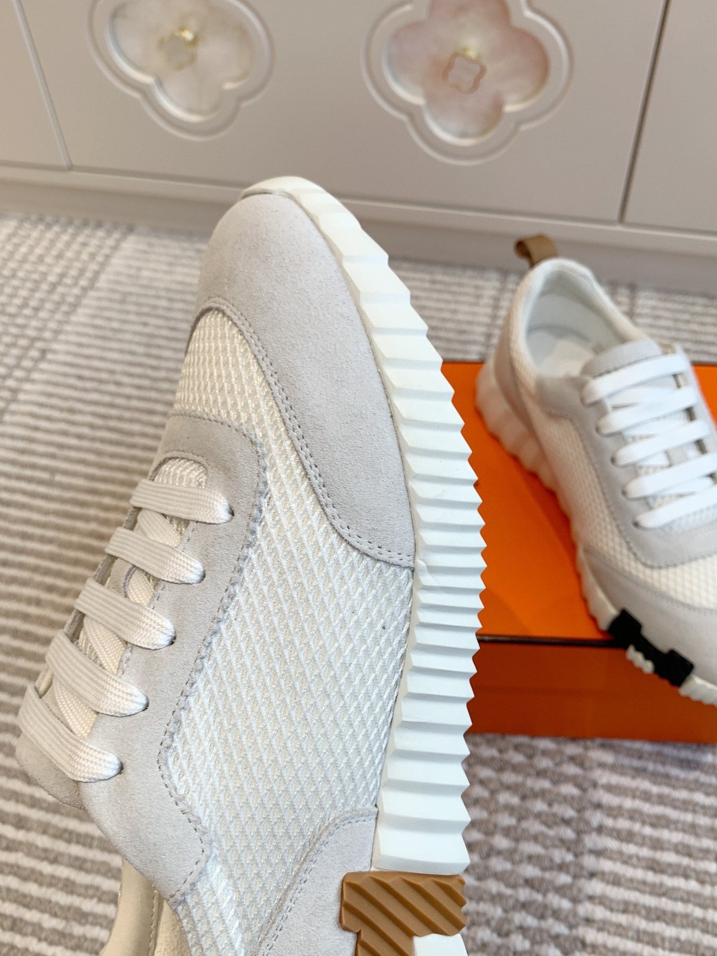 BOUNCING SNEAKER IN WHITE GRAPHIC MESH AND PASTEL GRAY SUEDE - 35
