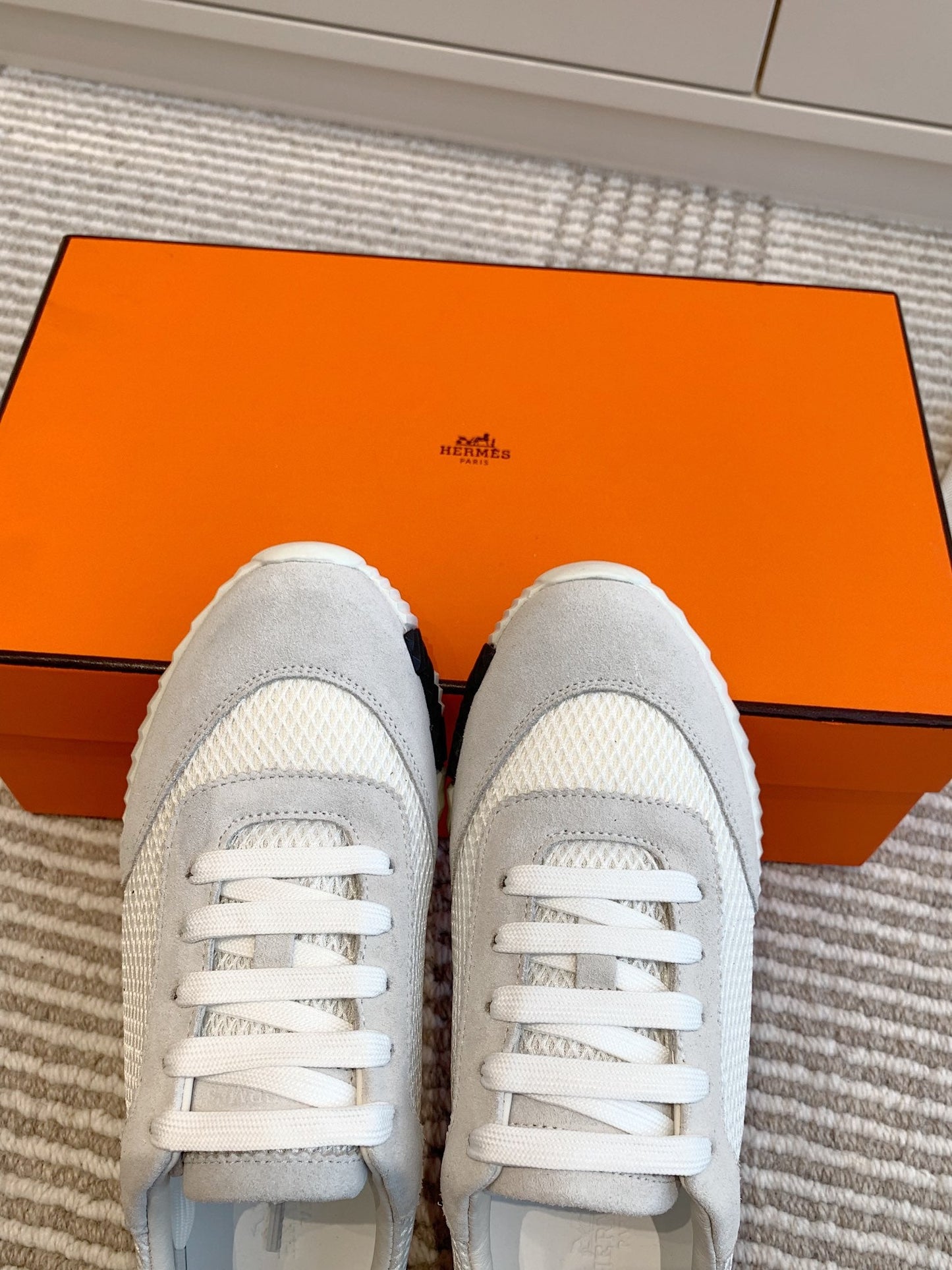 BOUNCING SNEAKER IN WHITE GRAPHIC MESH AND PASTEL GRAY SUEDE - 35
