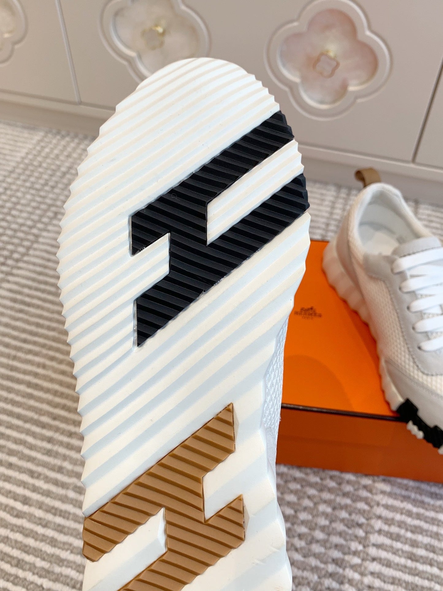 BOUNCING SNEAKER IN WHITE GRAPHIC MESH AND PASTEL GRAY SUEDE - 35
