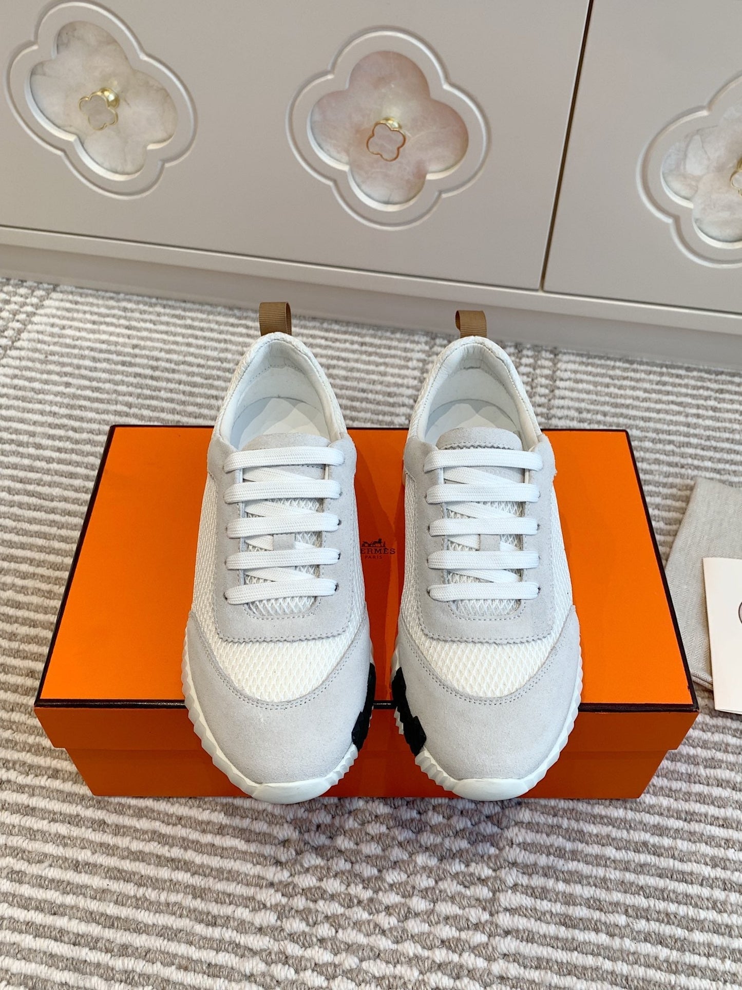 BOUNCING SNEAKER IN WHITE GRAPHIC MESH AND PASTEL GRAY SUEDE - 35