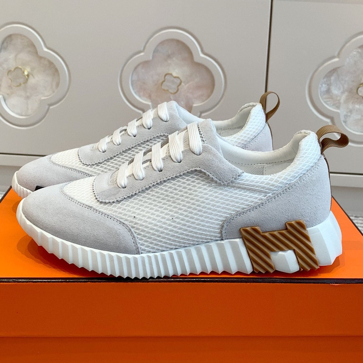 BOUNCING SNEAKER IN WHITE GRAPHIC MESH AND PASTEL GRAY SUEDE - 35
