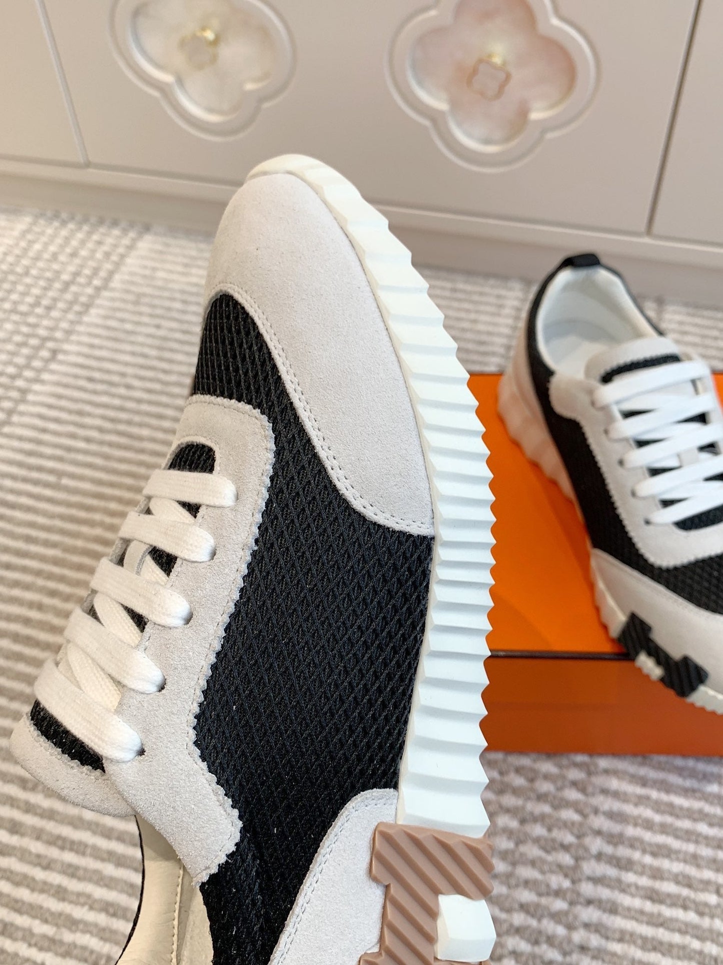 BOUNCING SNEAKER IN BLACK GRAPHIC MESH AND PASTEL GRAY SUEDE - 35