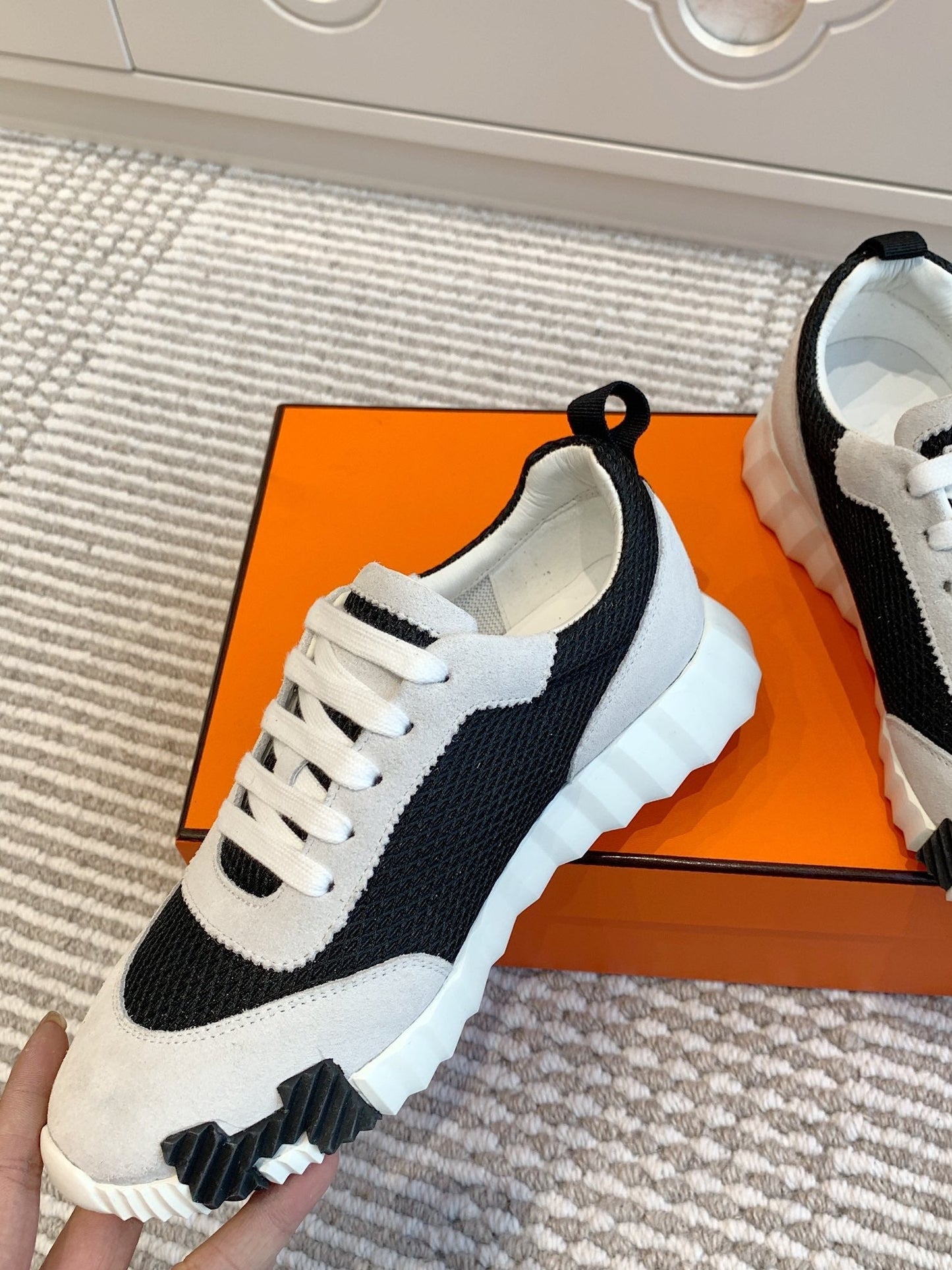 BOUNCING SNEAKER IN BLACK GRAPHIC MESH AND PASTEL GRAY SUEDE - 35