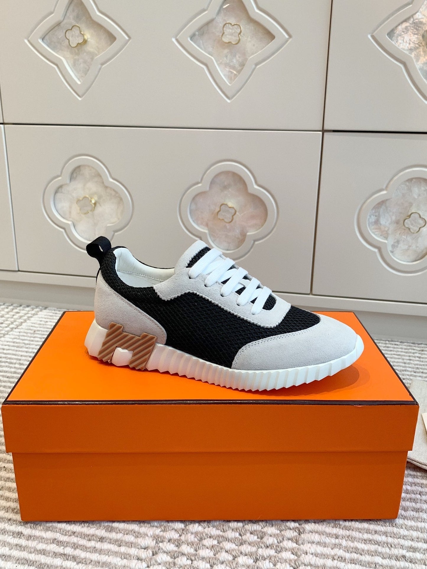 BOUNCING SNEAKER IN BLACK GRAPHIC MESH AND PASTEL GRAY SUEDE - 35