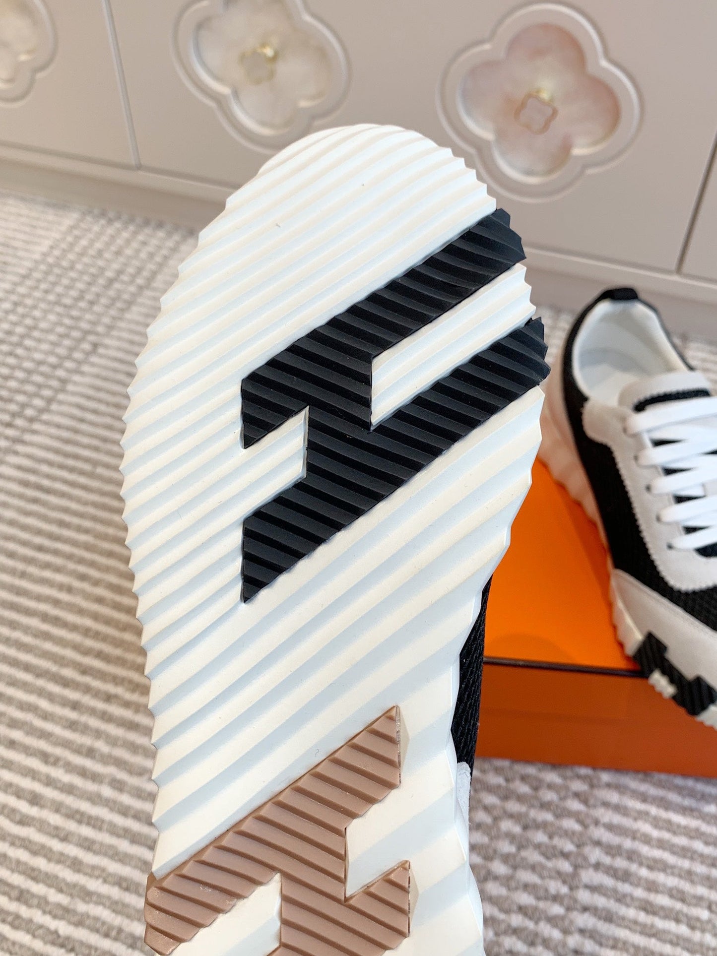 BOUNCING SNEAKER IN BLACK GRAPHIC MESH AND PASTEL GRAY SUEDE - 35