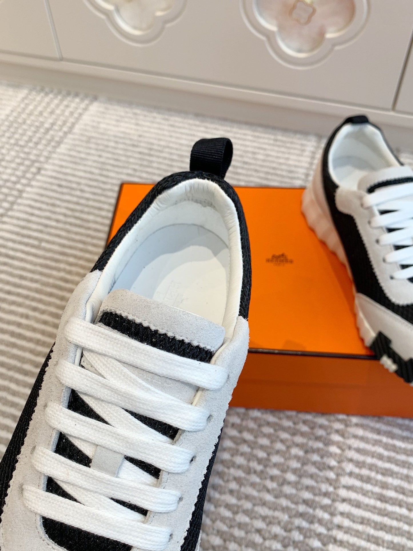 BOUNCING SNEAKER IN BLACK GRAPHIC MESH AND PASTEL GRAY SUEDE - 35