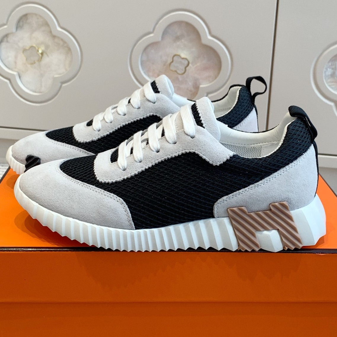 BOUNCING SNEAKER IN BLACK GRAPHIC MESH AND PASTEL GRAY SUEDE - 35