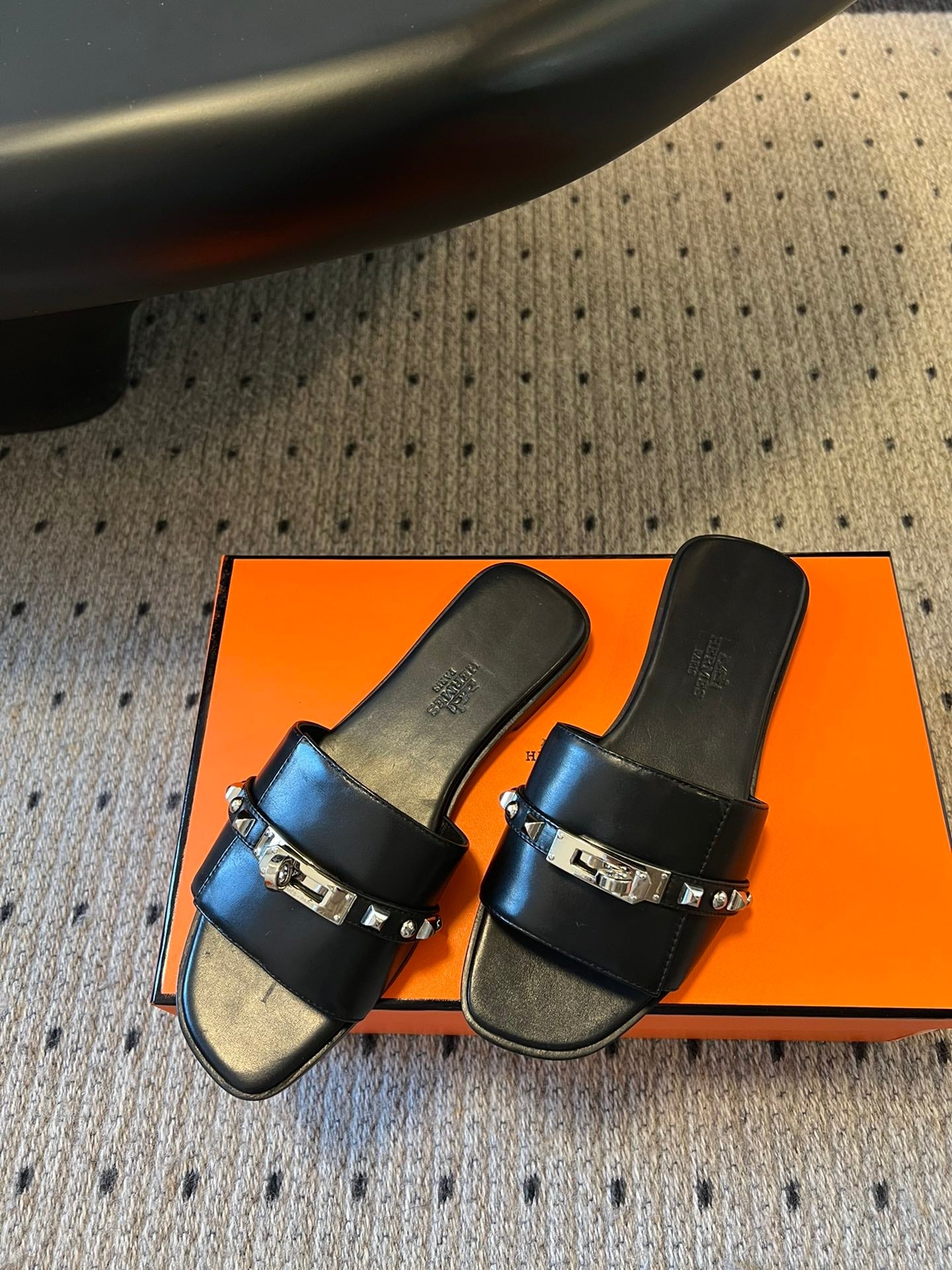 GIULIA FLAT SANDAL IN BLACK CALFSKIN - 35