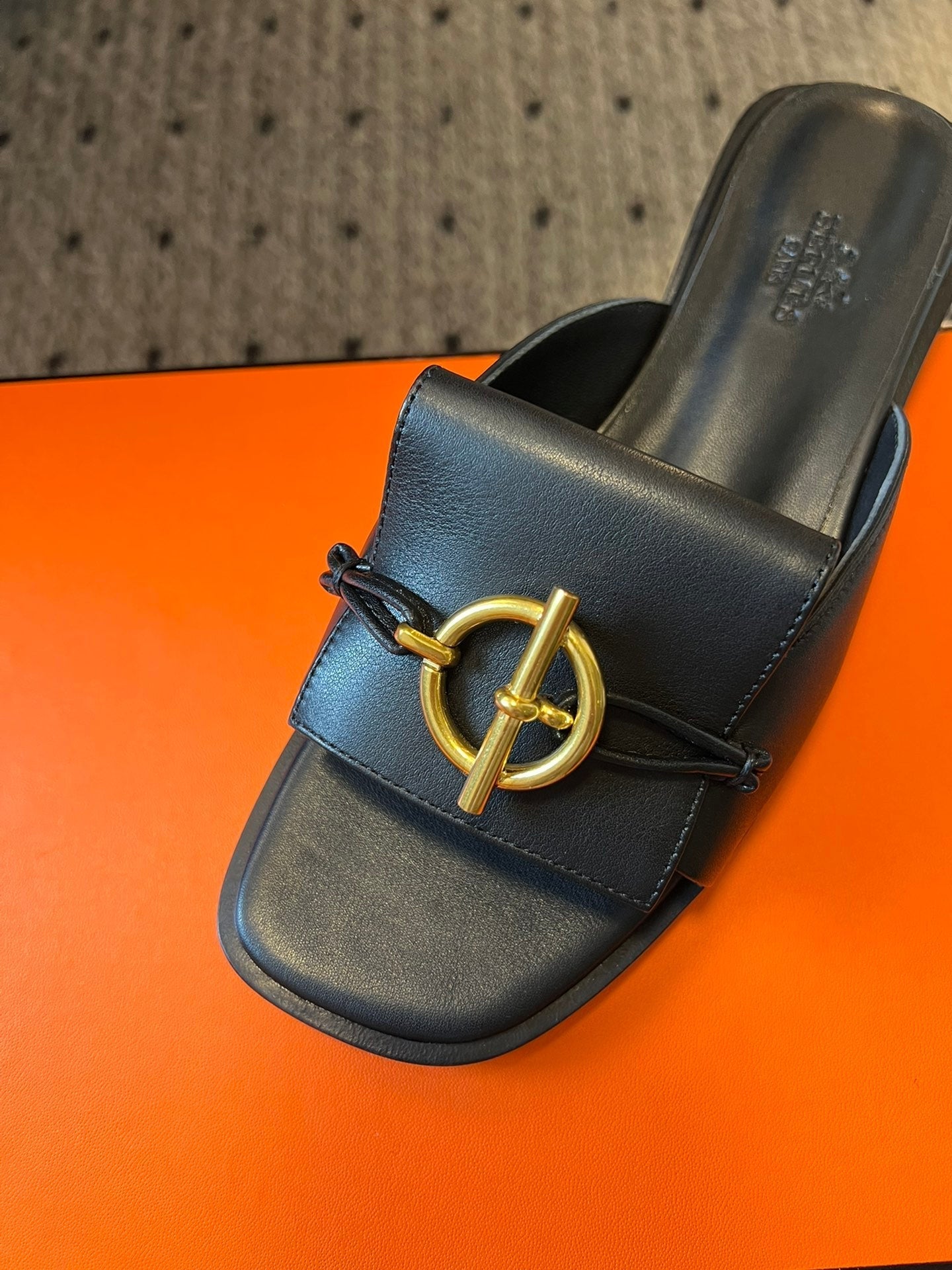 ILOT FLAT SANDAL IN BLACK CALFSKIN - 35