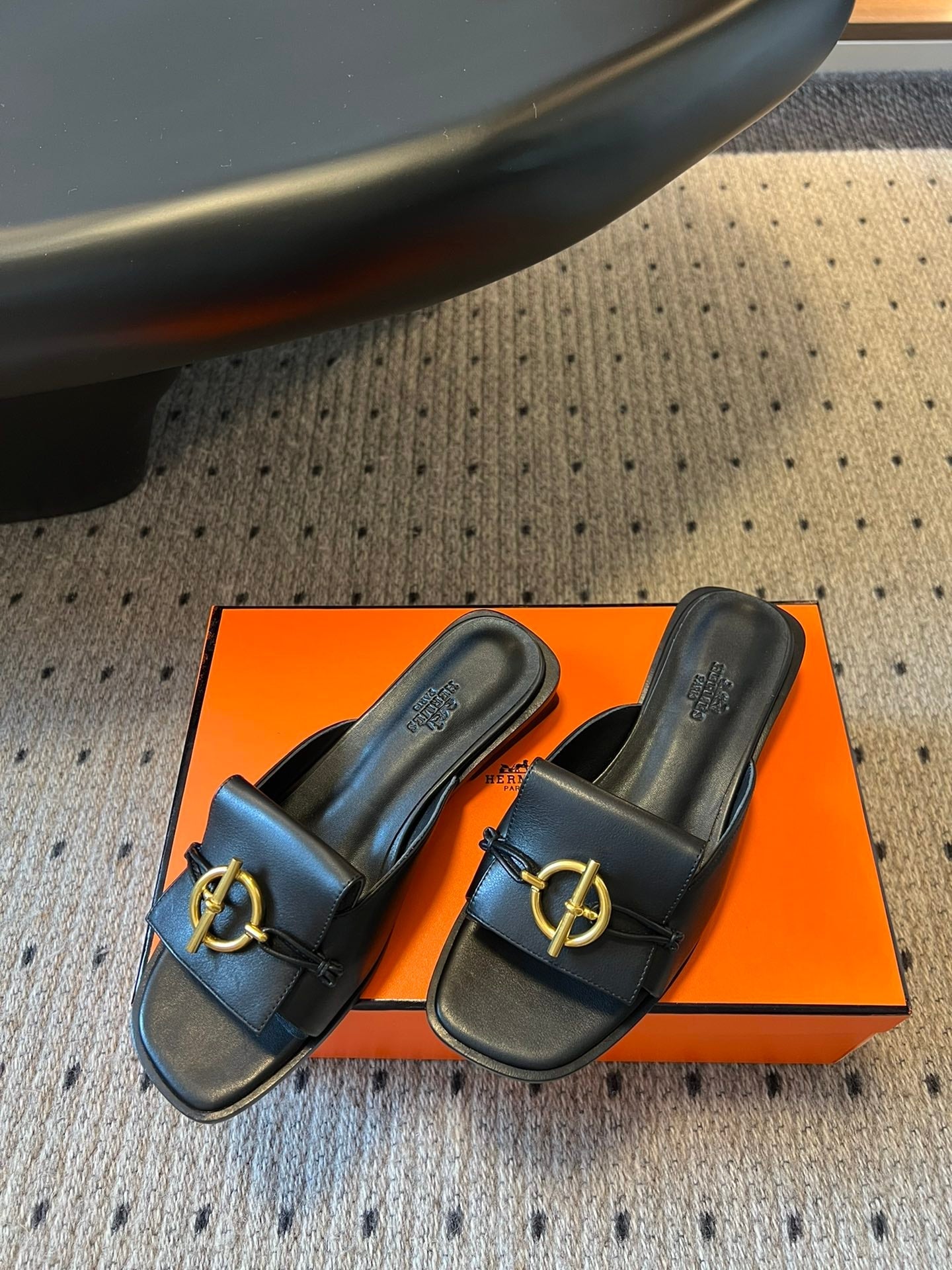 ILOT FLAT SANDAL IN BLACK CALFSKIN - 35