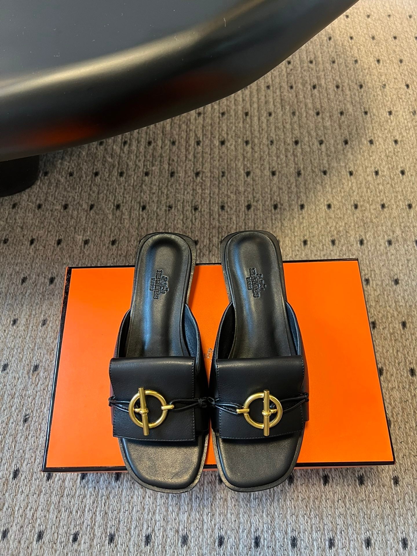ILOT FLAT SANDAL IN BLACK CALFSKIN - 35
