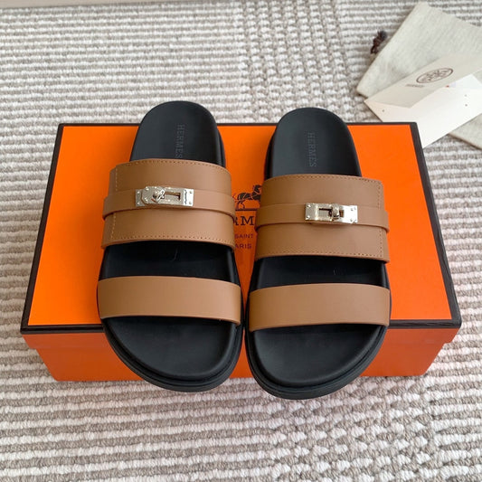 HM 26S БОСОНІЖКИ KELLY BUCKLE DOUBLE STRAP З КОРИЧНЕВОЇ ТЕЛЯЧОЇ ШКІРИ З ДВОМА РЕМІНЦЯМИ ТА ЗОЛОТОЮ ФУРНІТУРОЮ