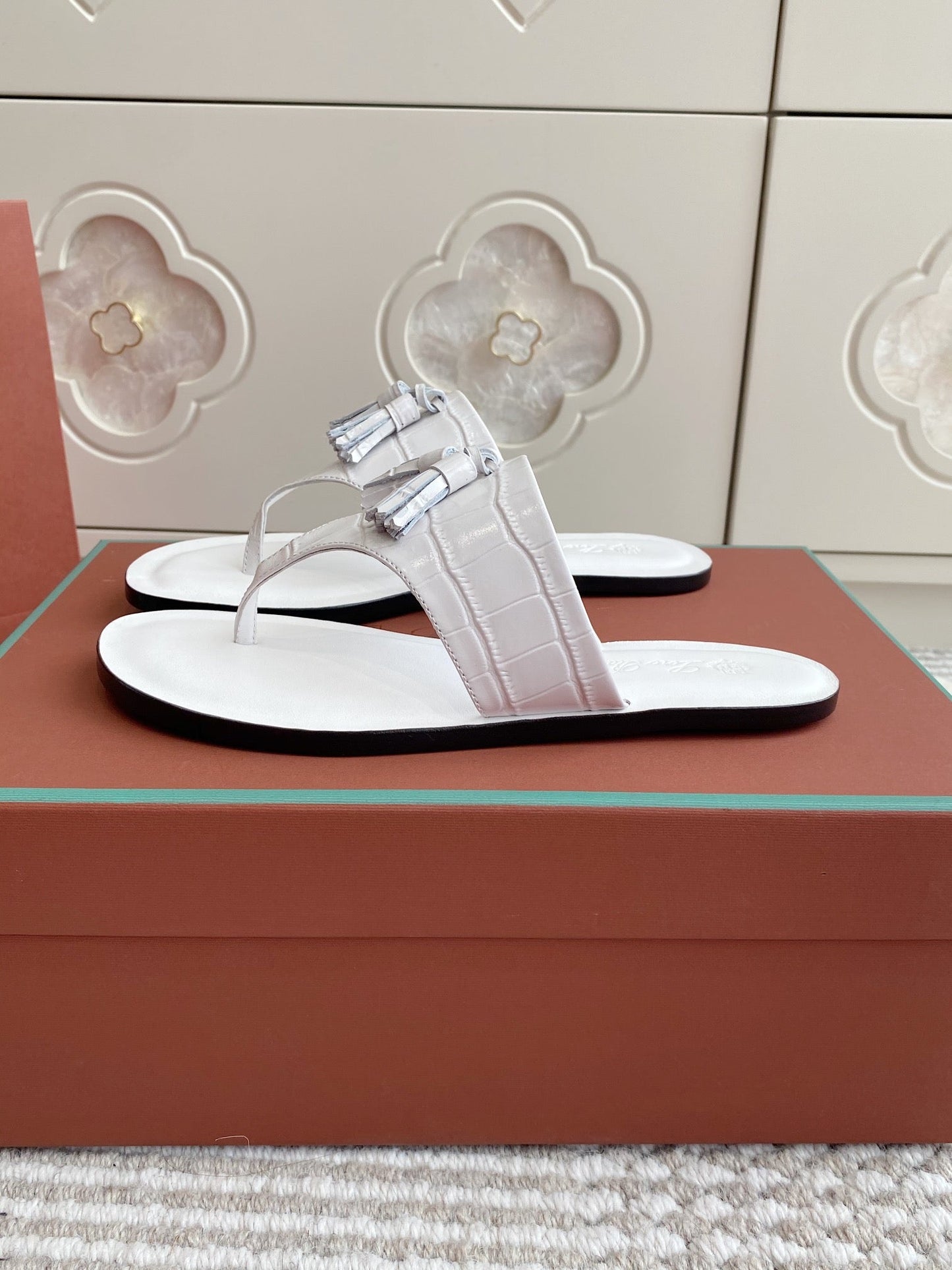FLIP FLOPS IN WHITE LAMBSKIN SNAKE EMBOSSING - 35