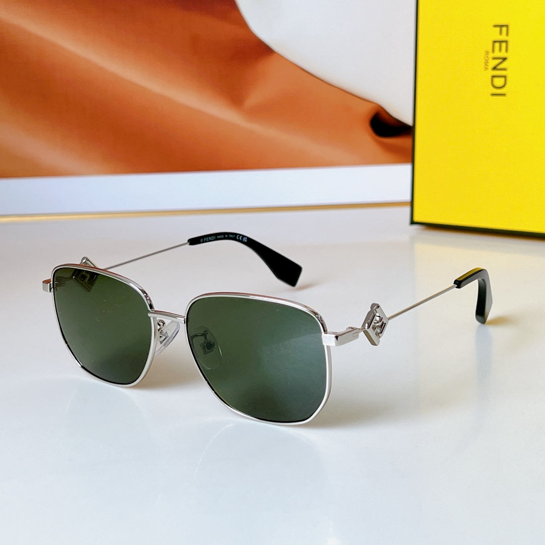 TRAVEL SQUARE FRAME SUNGLASSES FE50111F IN METAL - Light brown