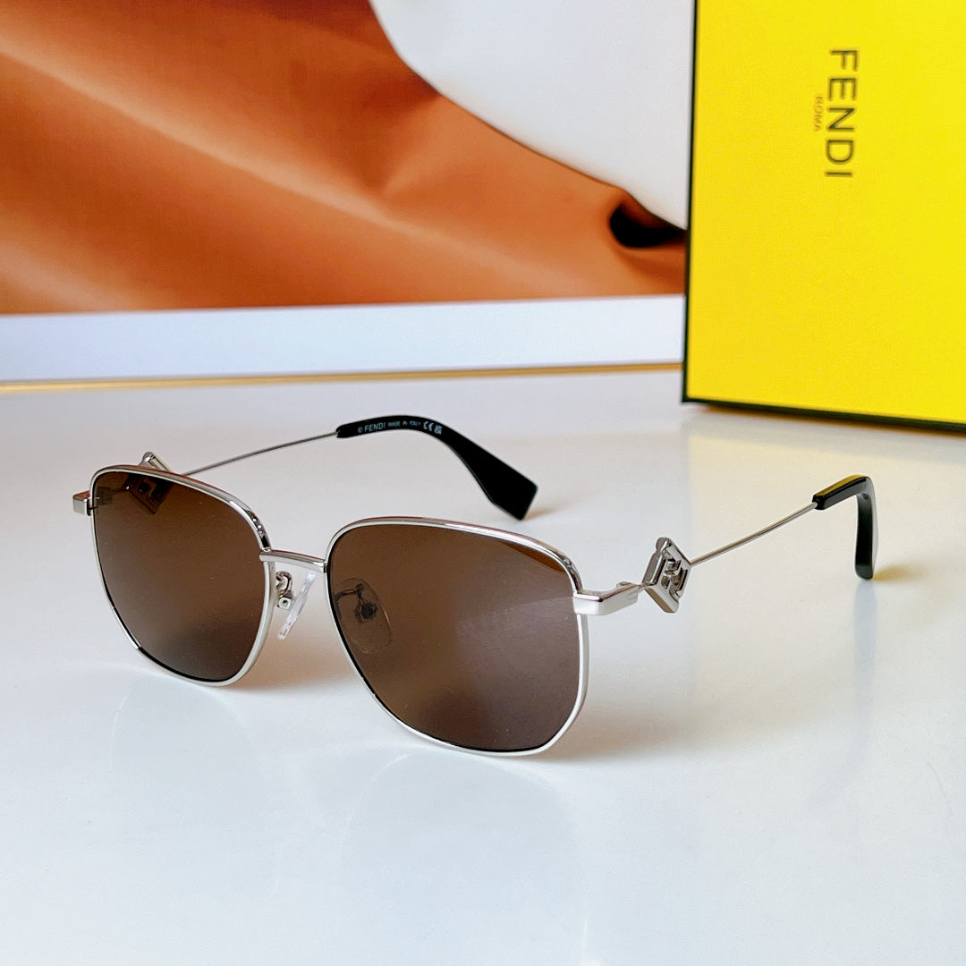 TRAVEL SQUARE FRAME SUNGLASSES FE50111F IN METAL - Light brown