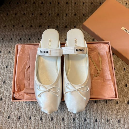 Балетки-мюлі MIUMIU 26S з атласу кольору білого крему з бантом