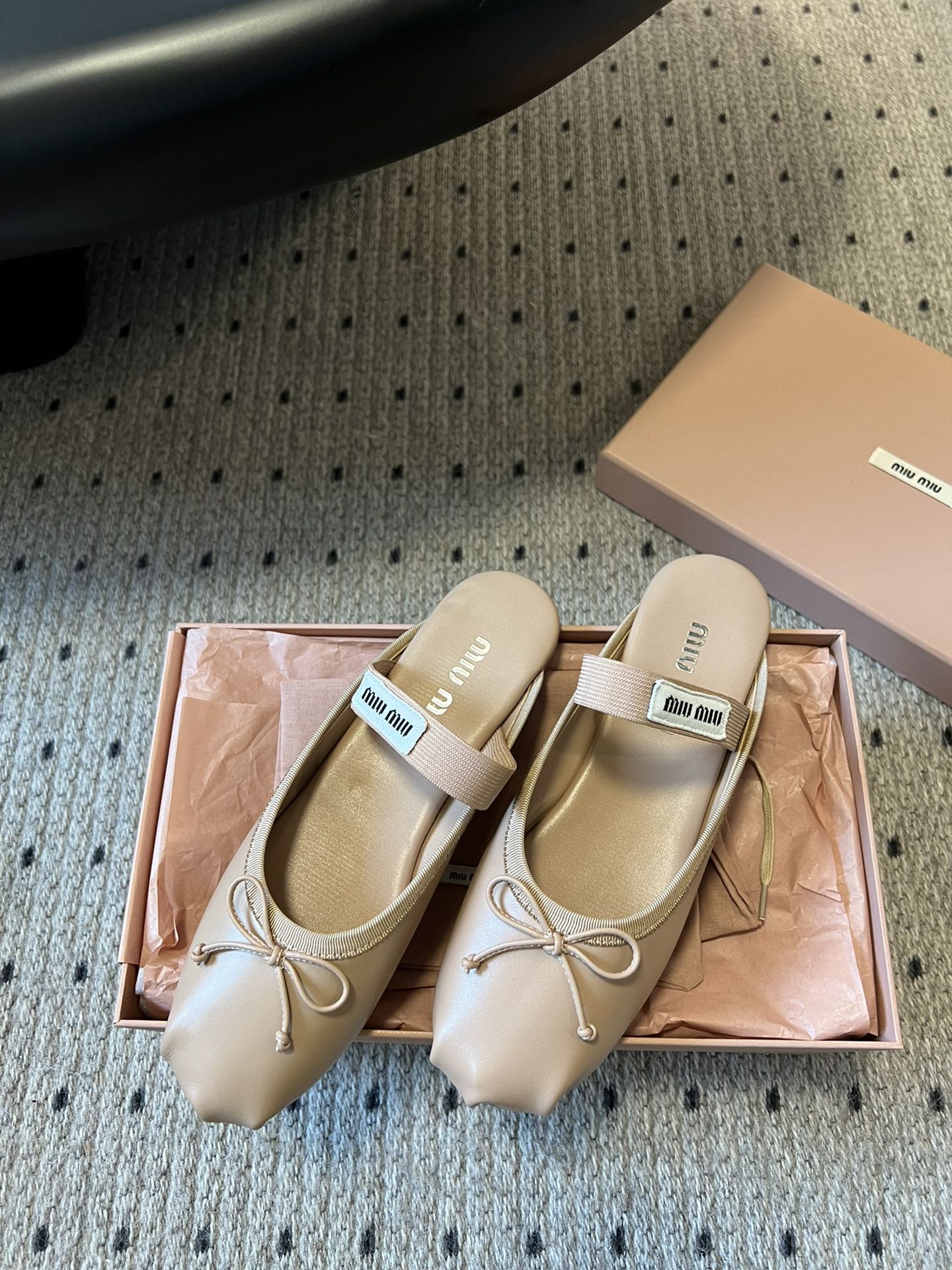 БАЛЕТНІ МЮЛІ MIUMIU 26S З ТЕЛЯЧОЇ ШКІРИ КОЛЬОРУ НЮД З БАНТОМ