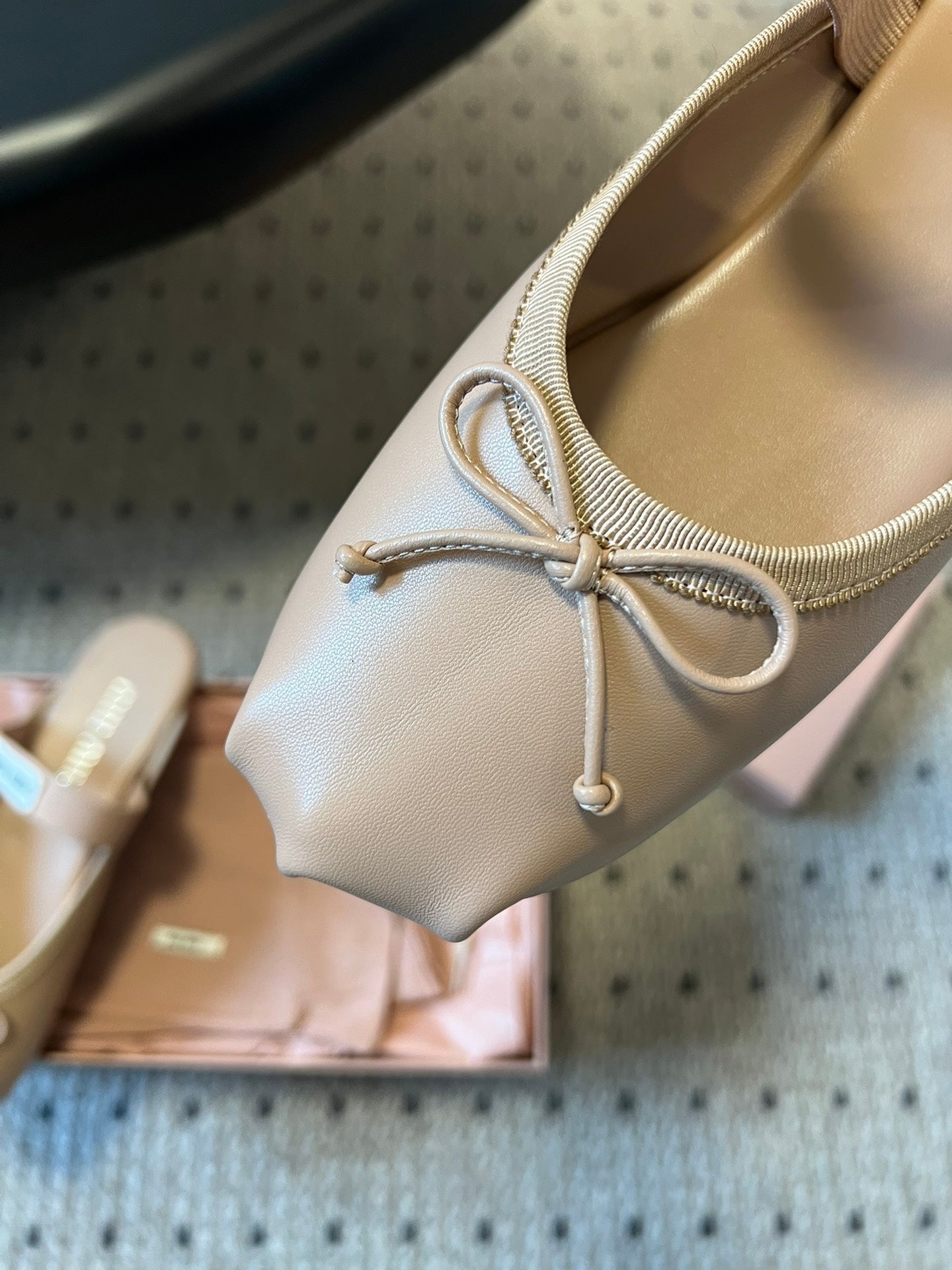 БАЛЕТНІ МЮЛІ MIUMIU 26S З ТЕЛЯЧОЇ ШКІРИ КОЛЬОРУ НЮД З БАНТОМ