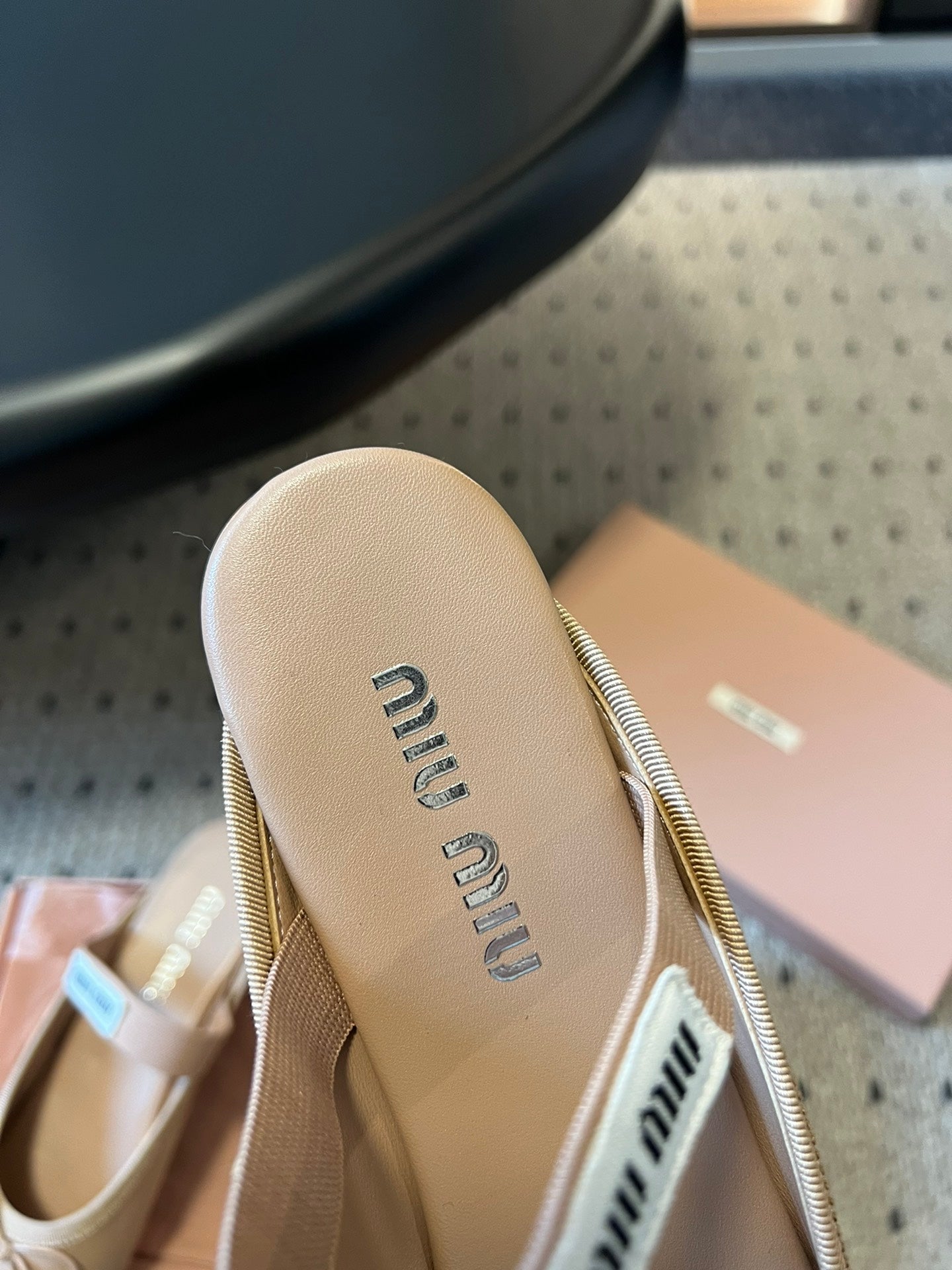 БАЛЕТНІ МЮЛІ MIUMIU 26S З ТЕЛЯЧОЇ ШКІРИ КОЛЬОРУ НЮД З БАНТОМ