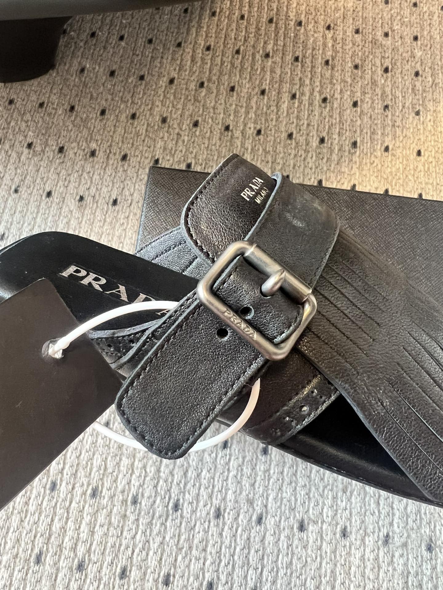 PRADA 25S SHUFFLE LEATHER THONG SANDALS IN BLACK CALFSKIN - 35