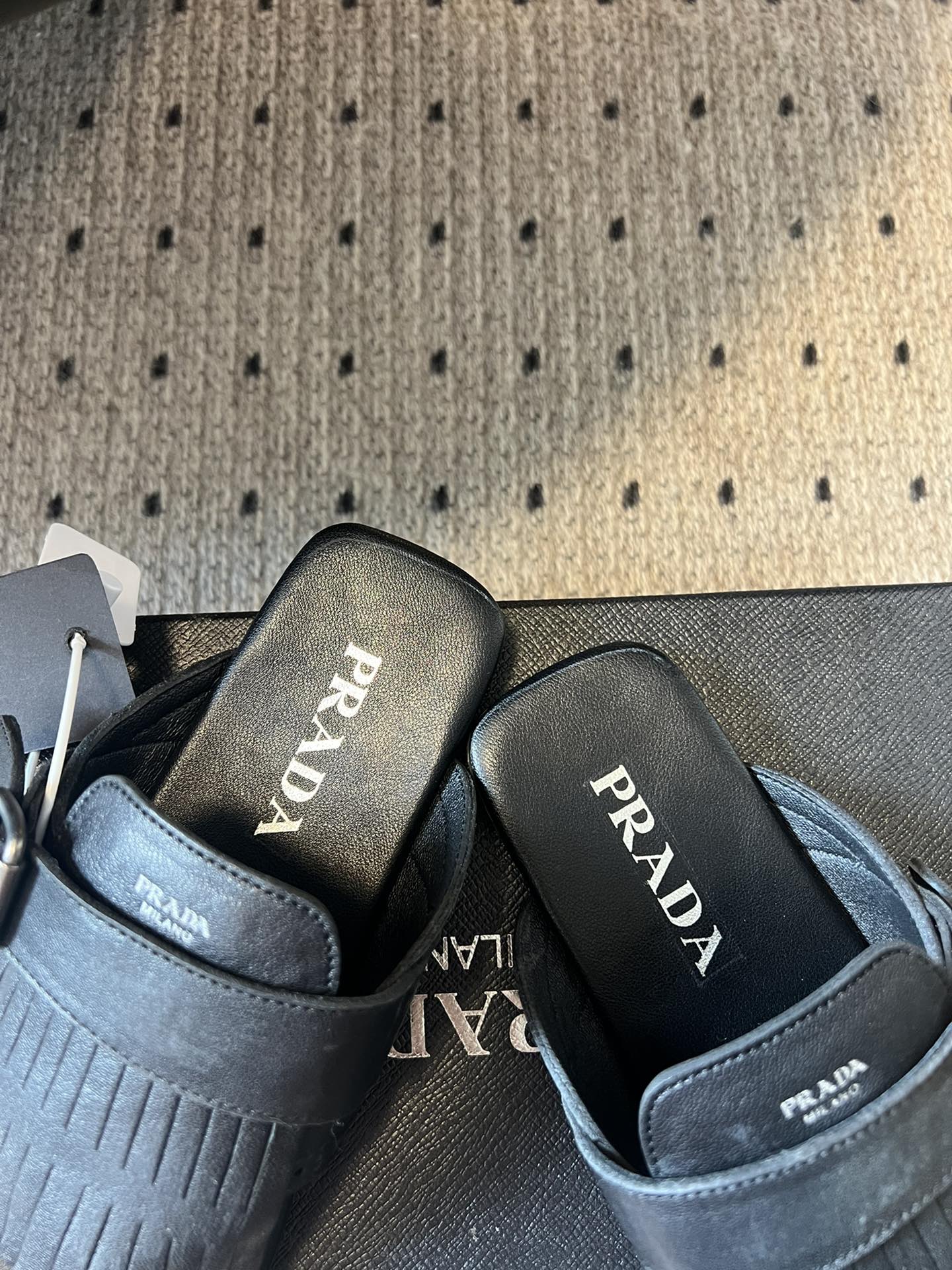 PRADA 25S SHUFFLE LEATHER THONG SANDALS IN BLACK CALFSKIN - 35